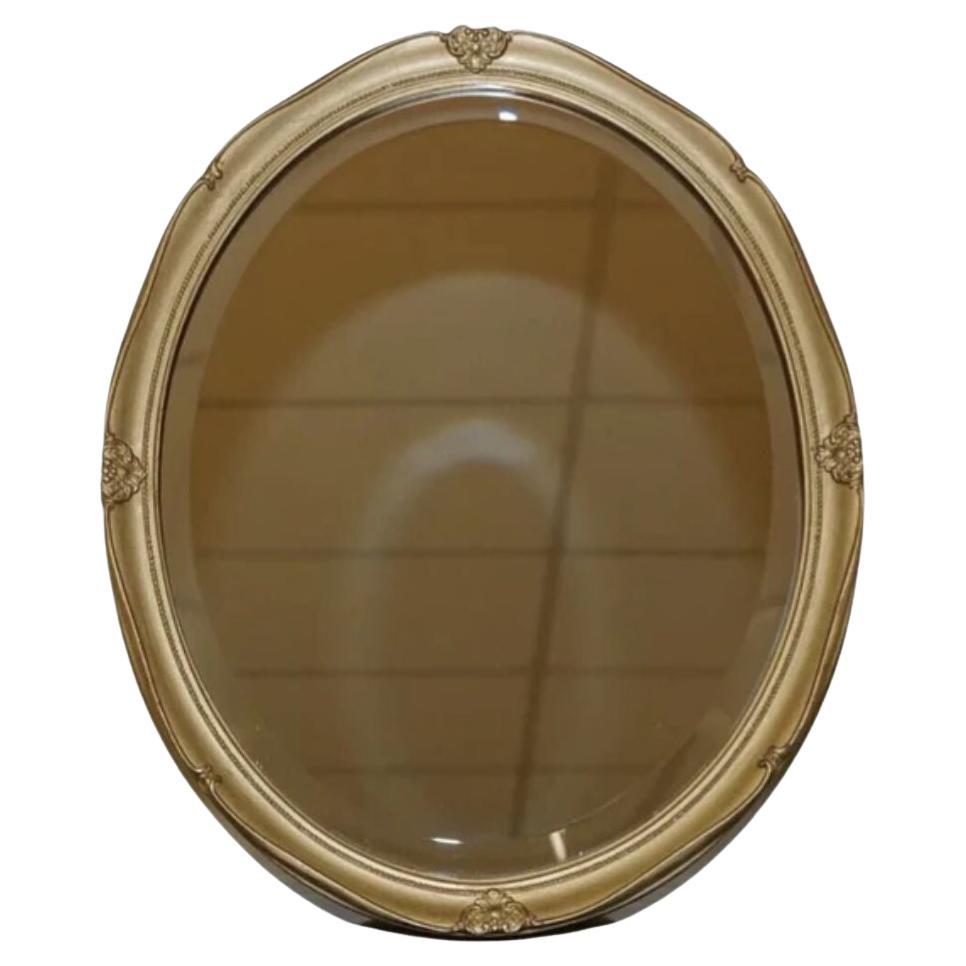 Wir freuen uns, zum Verkauf anbieten Diese Lovely Beautiful Oval Ornate Gold Mirror.

Ein sehr dekorativer und gut gemachter Spiegel aus den 1950er Jahren.

Abmessungen: B 46 x T 4 x H 58 cm

Bitte sehen Sie sich unsere Bilder an, da sie Teil der