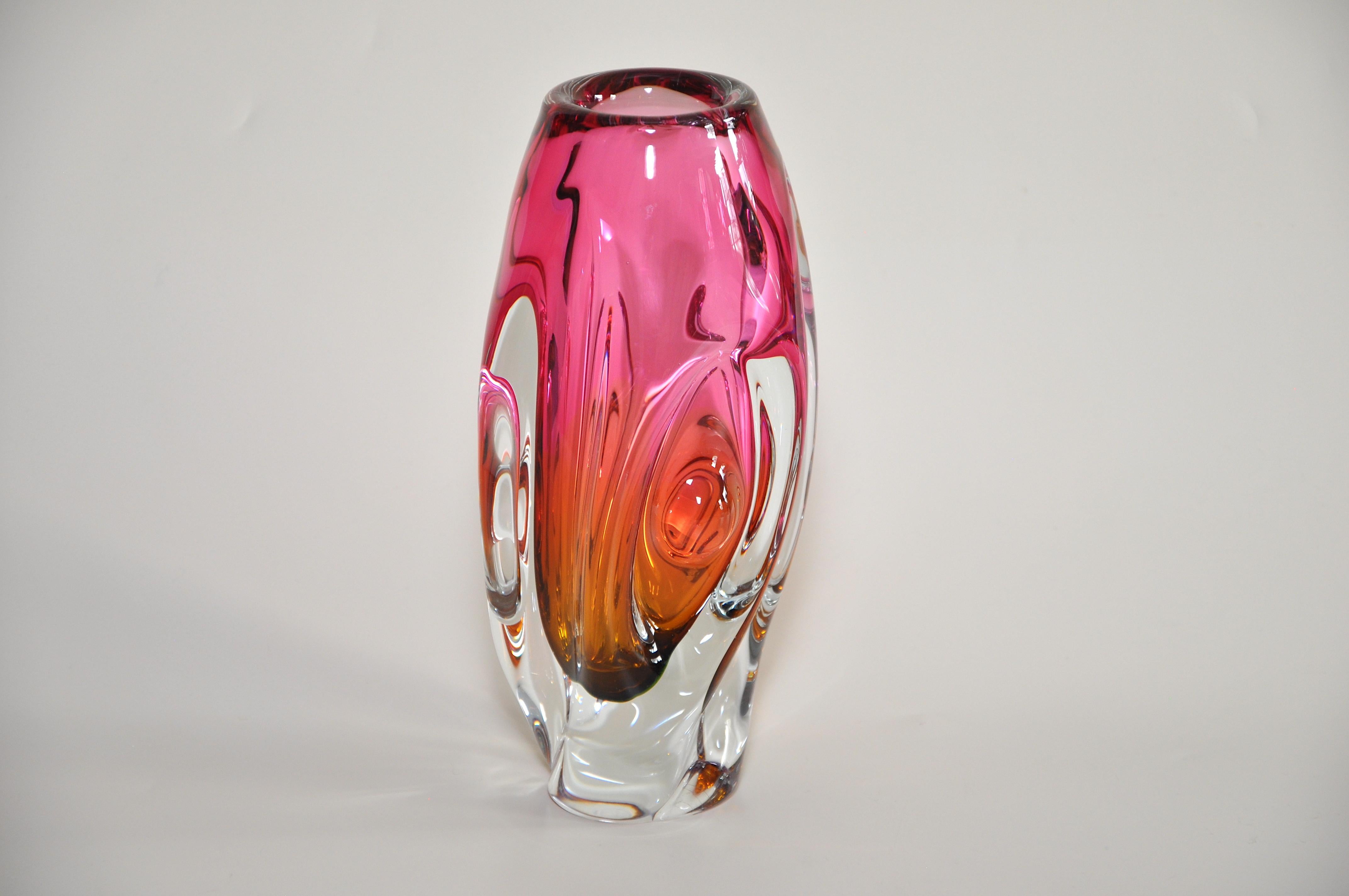 Title:
Stunning Vintage Pink Orange Art Glass Bowl Italian 

Description:
A stunning vintage piece of art glass in a strong molten pink blending into warm, rich rusty orange hue. This piece is wonderful as it would look great matched with antique or