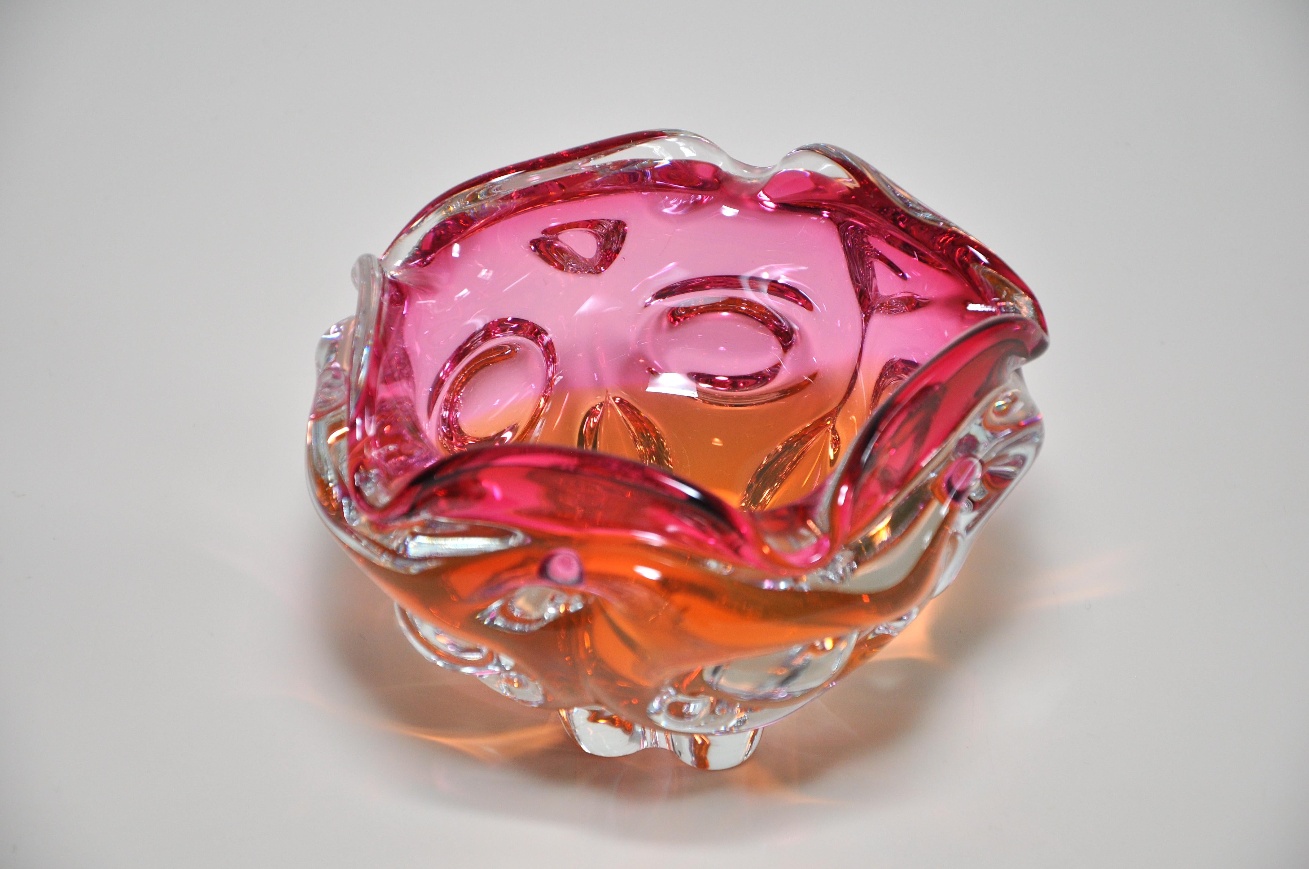 Title:
Stunning Vintage pink orange art glass bowl Italian 

Description:
A stunning vintage piece of art glass in a strong molten pink blending into warm, rich rusty, orange hue. This piece is wonderful as it would look great matched with