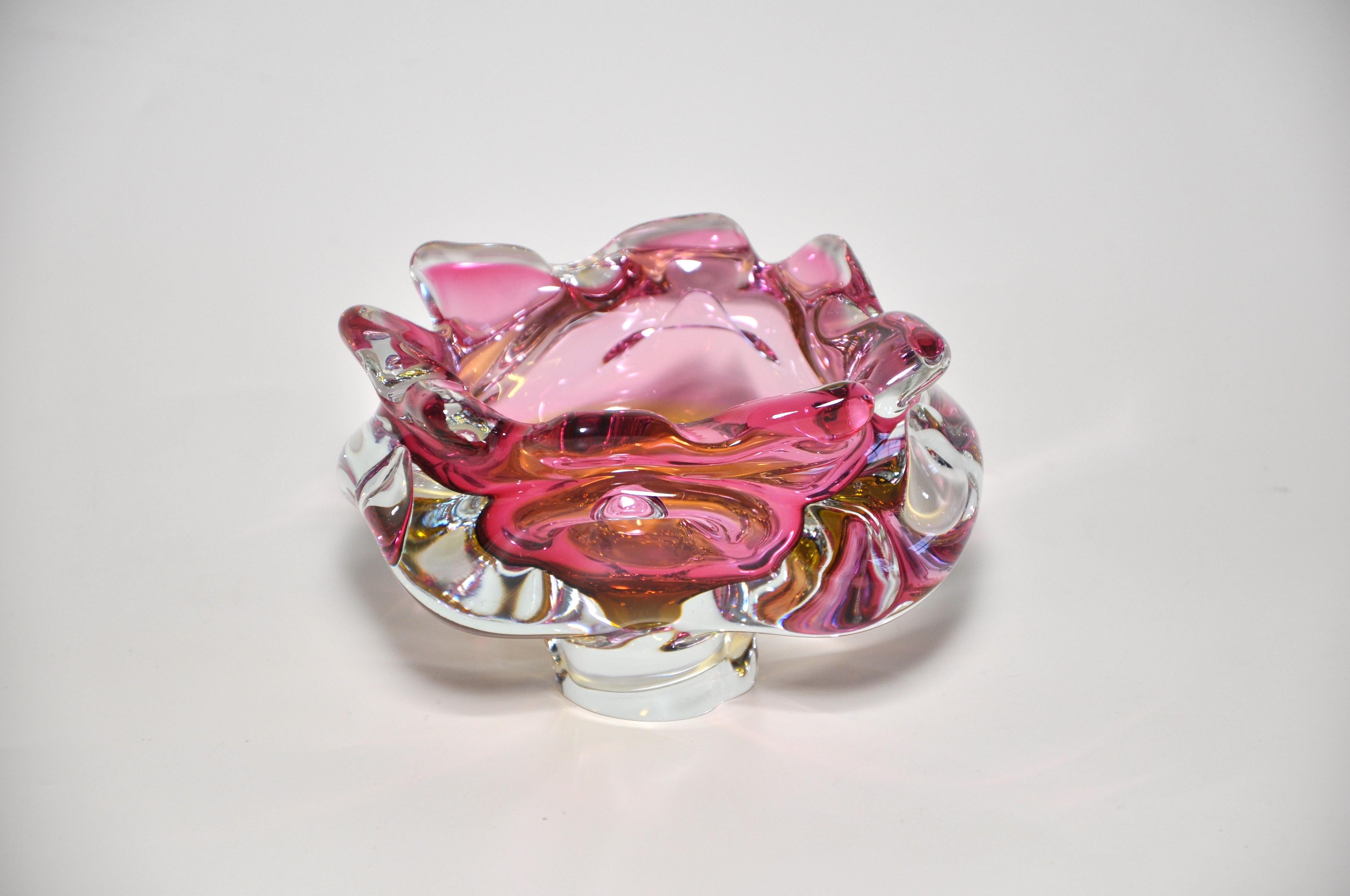 Title:
Stunning Vintage Pink Yellow Art Glass Bowl Italian 

Description:
A stunning vintage piece of art glass in a strong molten pink blending into a sunny yellow hue. This piece is wonderful as it would look great matched with antique or