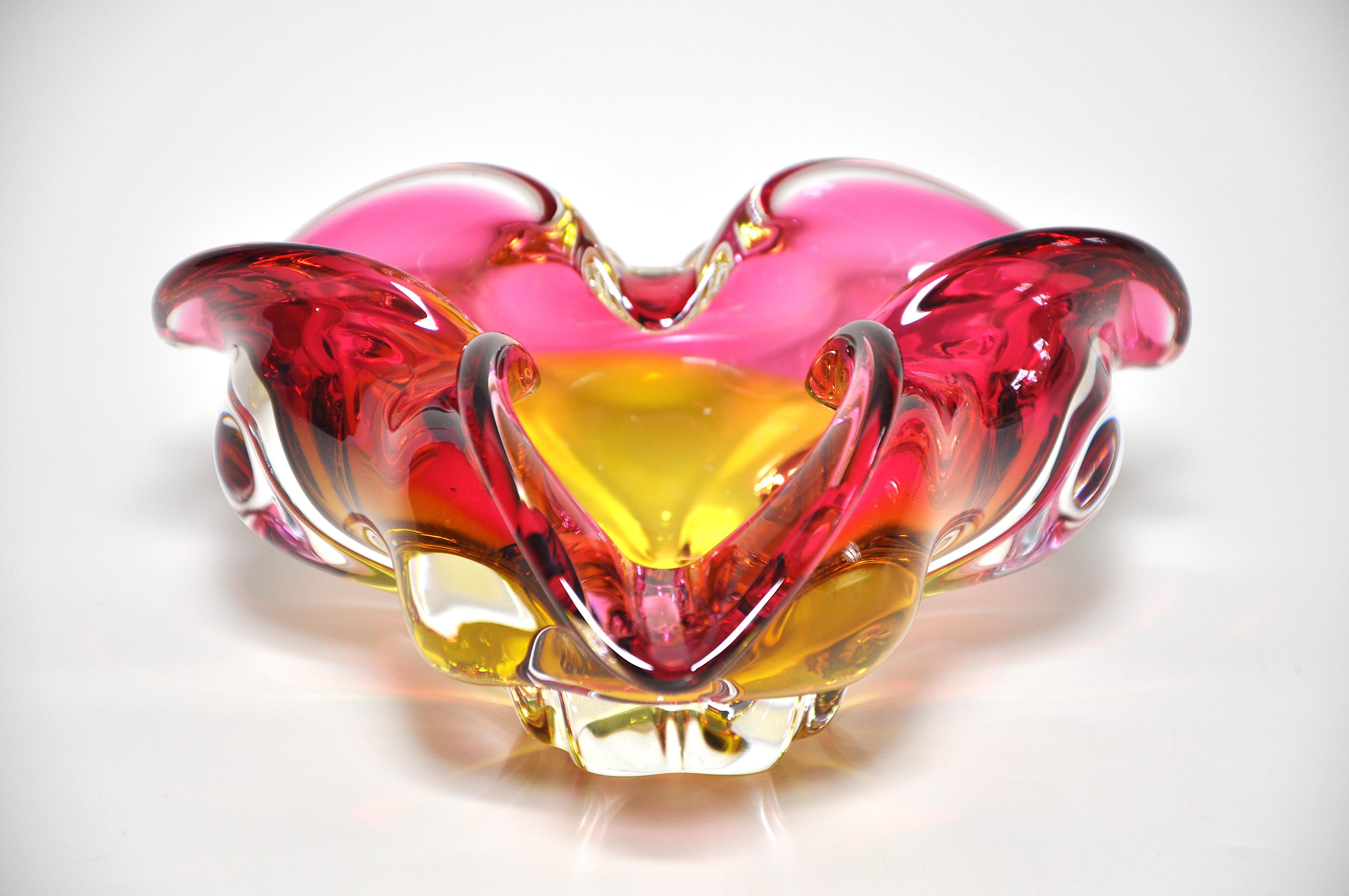 Title:
Stunning Vintage Pink Yellow Art Glass Bowl Italian 

Description:
A stunning vintage piece of art glass in a strong pink and molten yellow. This piece is wonderful as it would look great matched with antique or Mid-Century Modern furniture