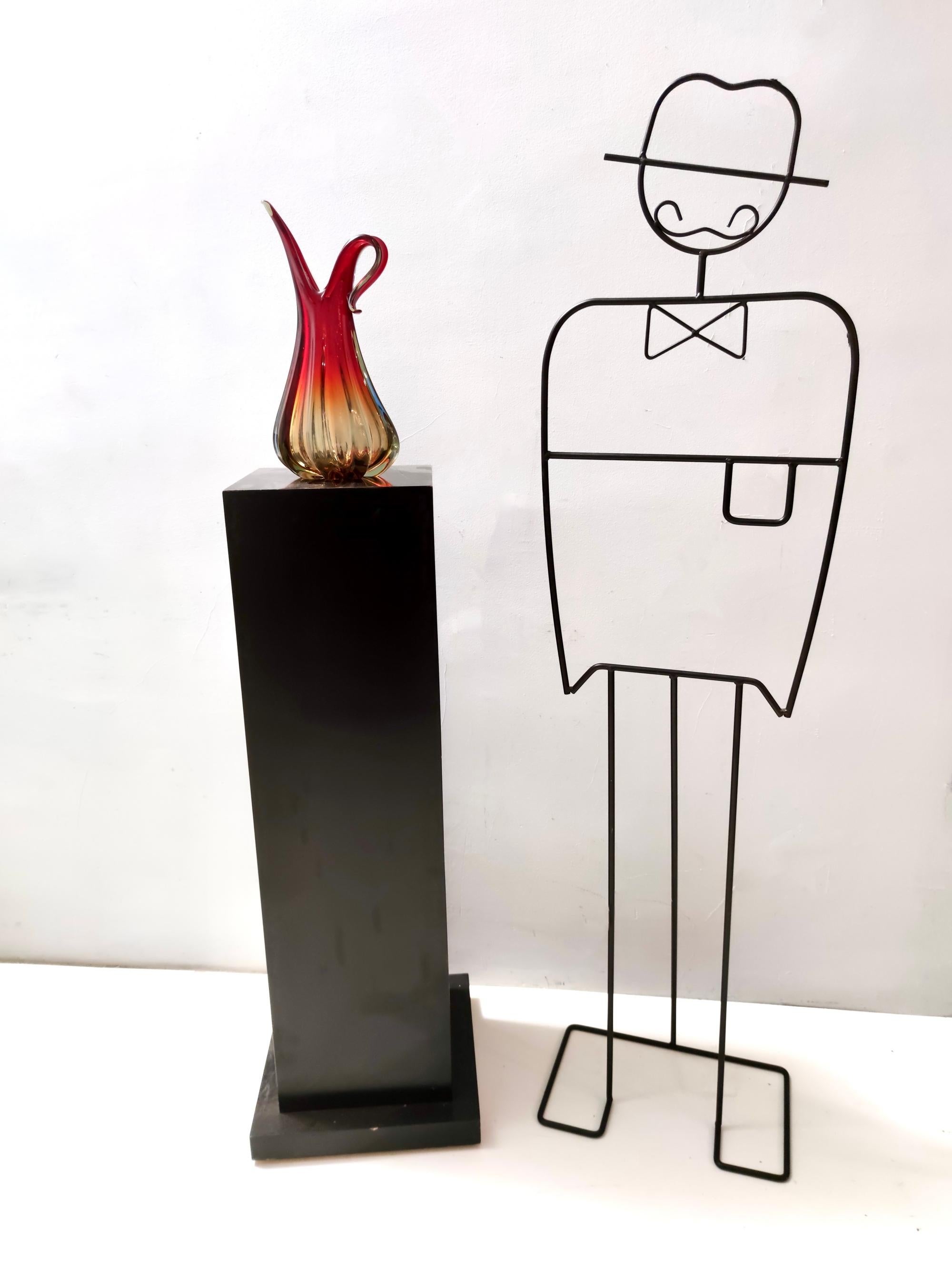 Hergestellt in Italien, 1960er Jahre. 
Diese Vase ist aus rotem, orangefarbenem und gelbem Murano-Glas gefertigt, eine schöne Kombination, die einen Flammeneffekt erzeugt. 
Der äußere Teil ist gerippt.
Da es sich um ein Vintage-Stück handelt, kann