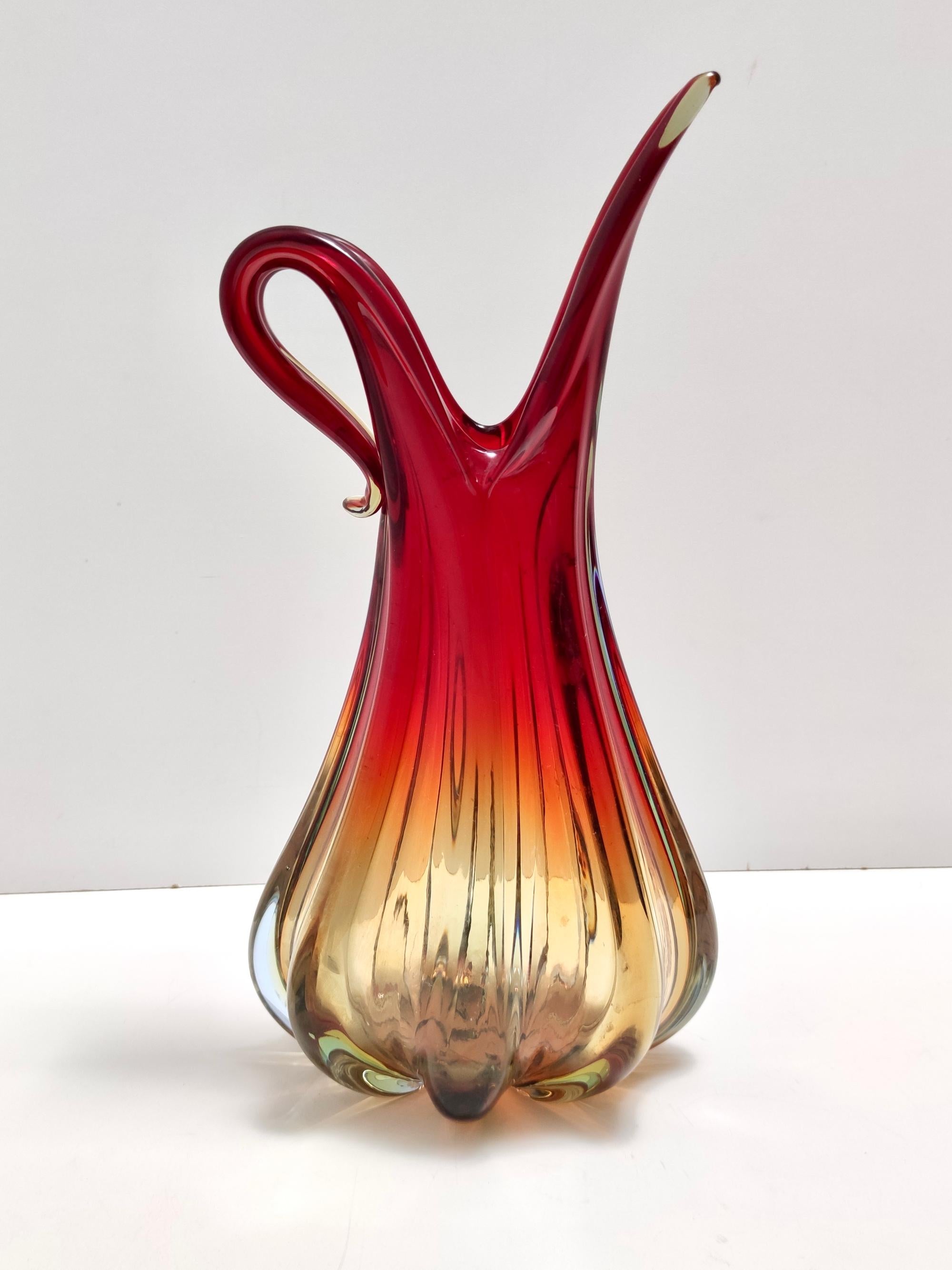 Atemberaubende Vase aus rotem, orangefarbenem und gelbem Murano-Glas von Sommerso, Italien (Mitte des 20. Jahrhunderts) im Angebot