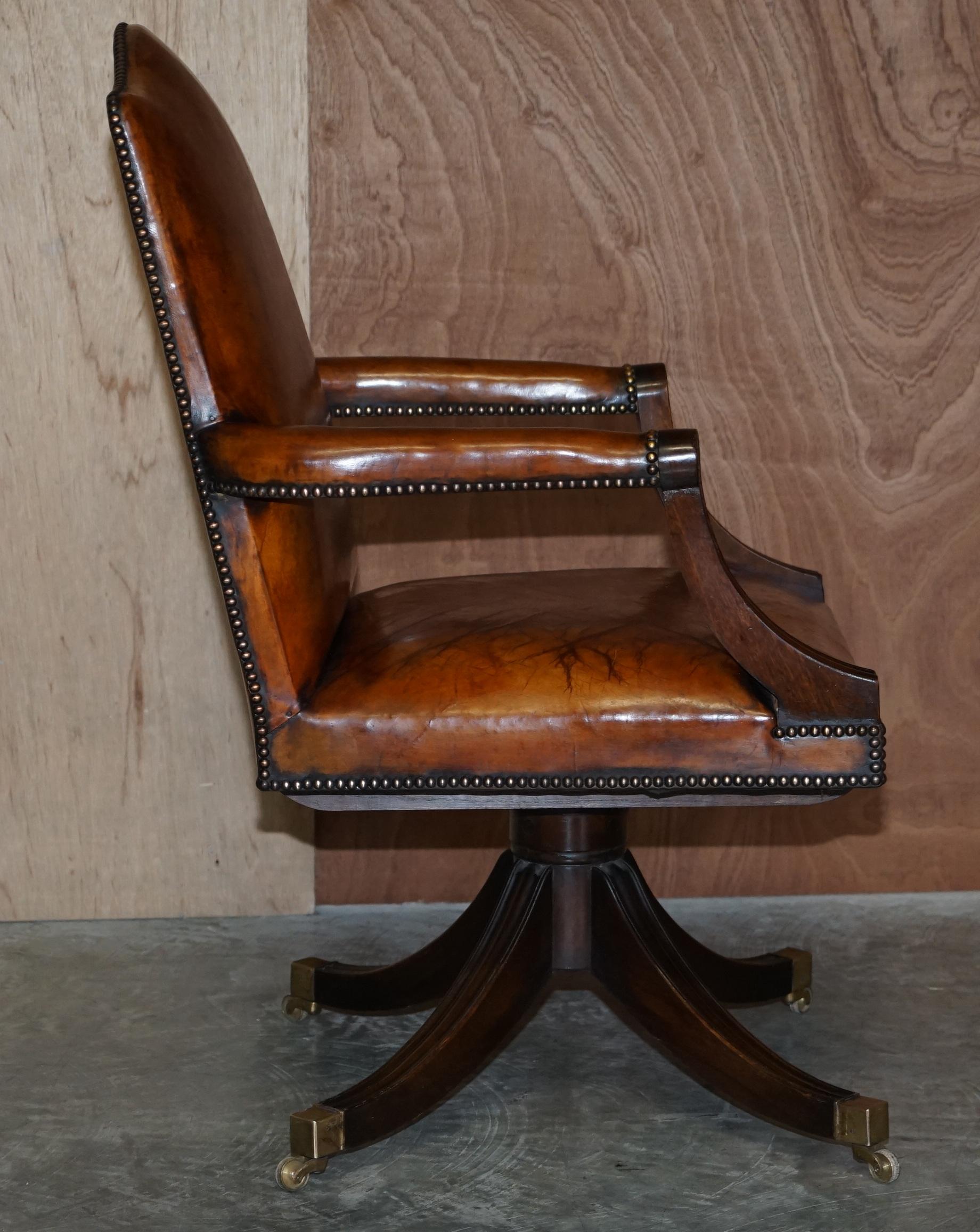 Superbe fauteuil vintage restauré en cuir brun et cadre en chêne pour réalisateur de capitaine en vente 7