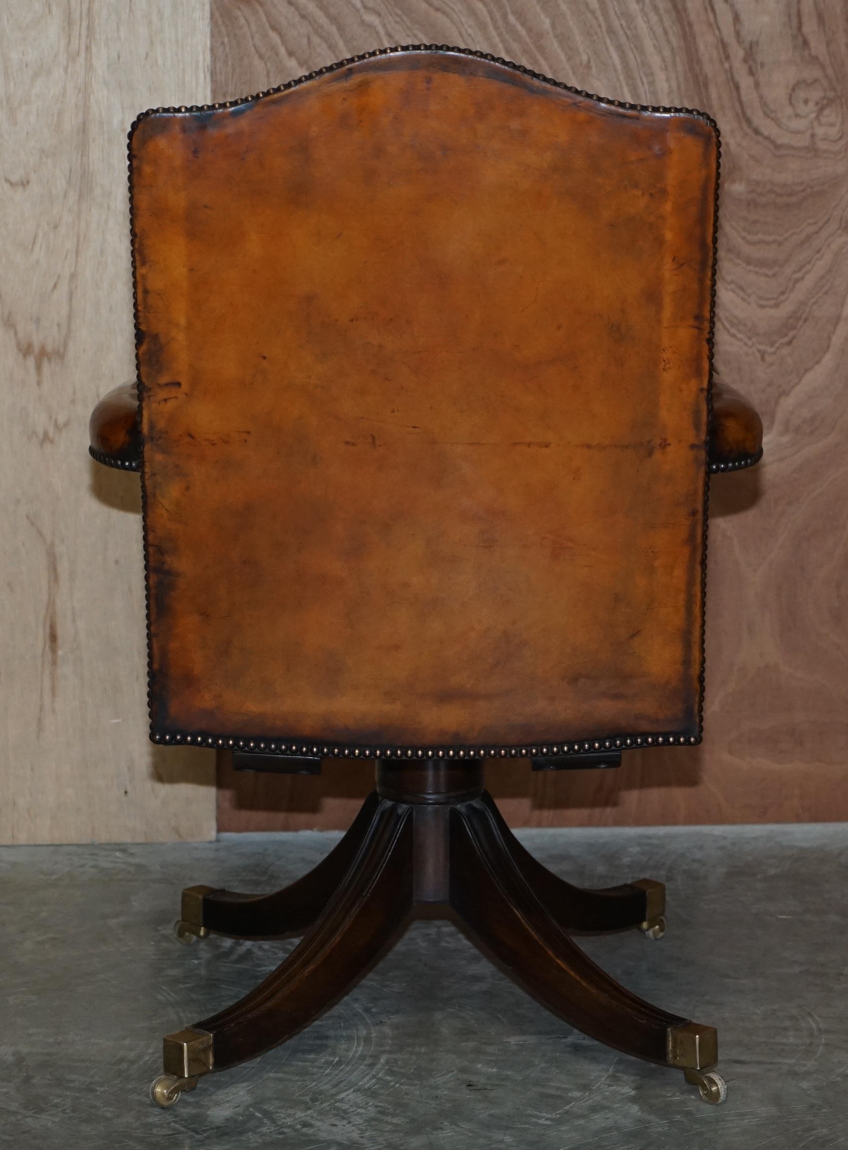 Superbe fauteuil vintage restauré en cuir brun et cadre en chêne pour réalisateur de capitaine en vente 9