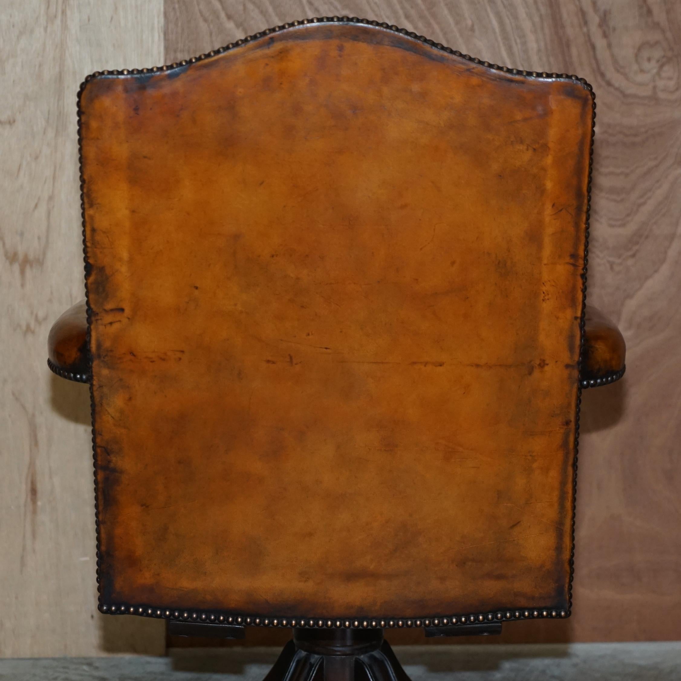 Atemberaubender restaurierter Captains Directors Sessel aus braunem Leder mit Eichenholzrahmen, Vintage im Angebot 11