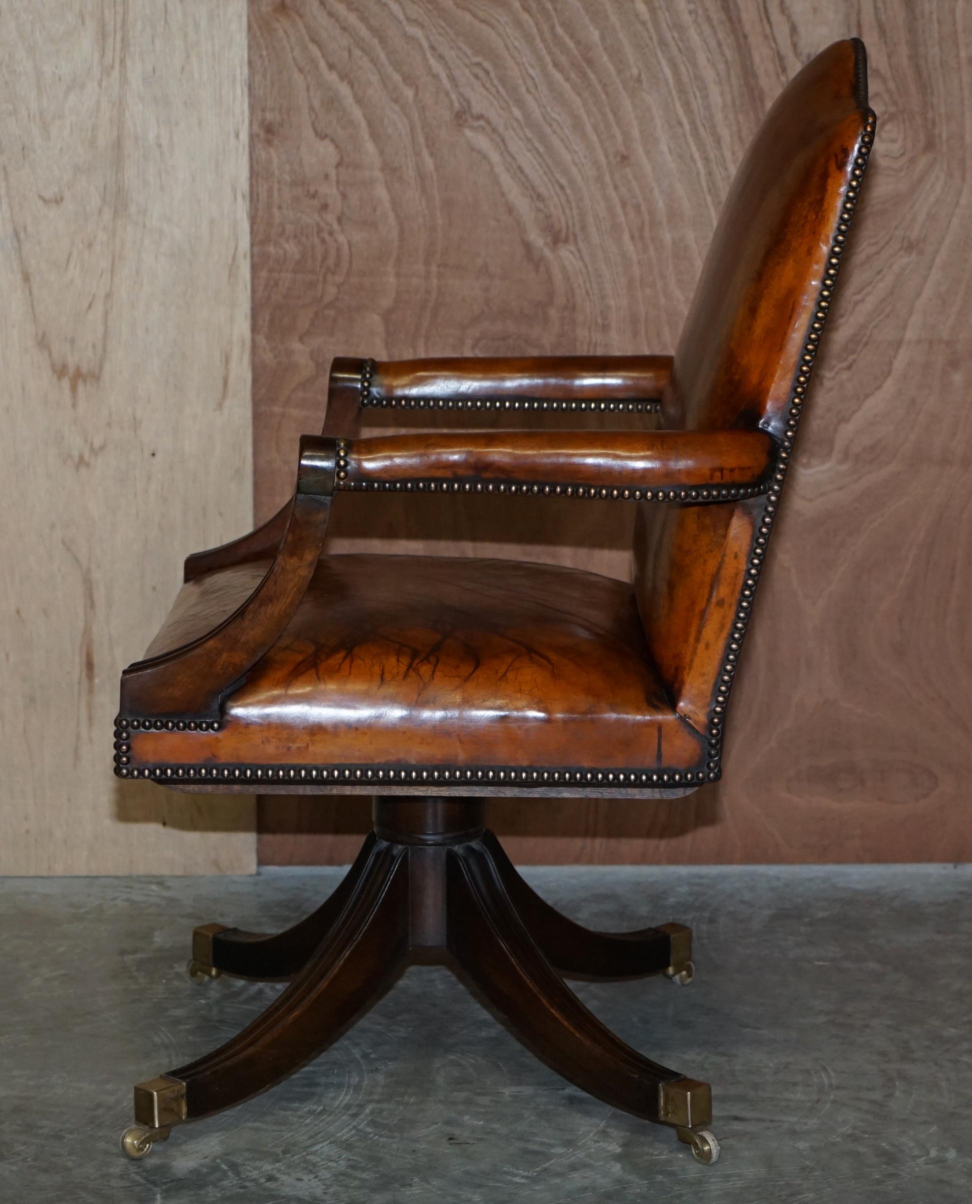 Superbe fauteuil vintage restauré en cuir brun et cadre en chêne pour réalisateur de capitaine en vente 11