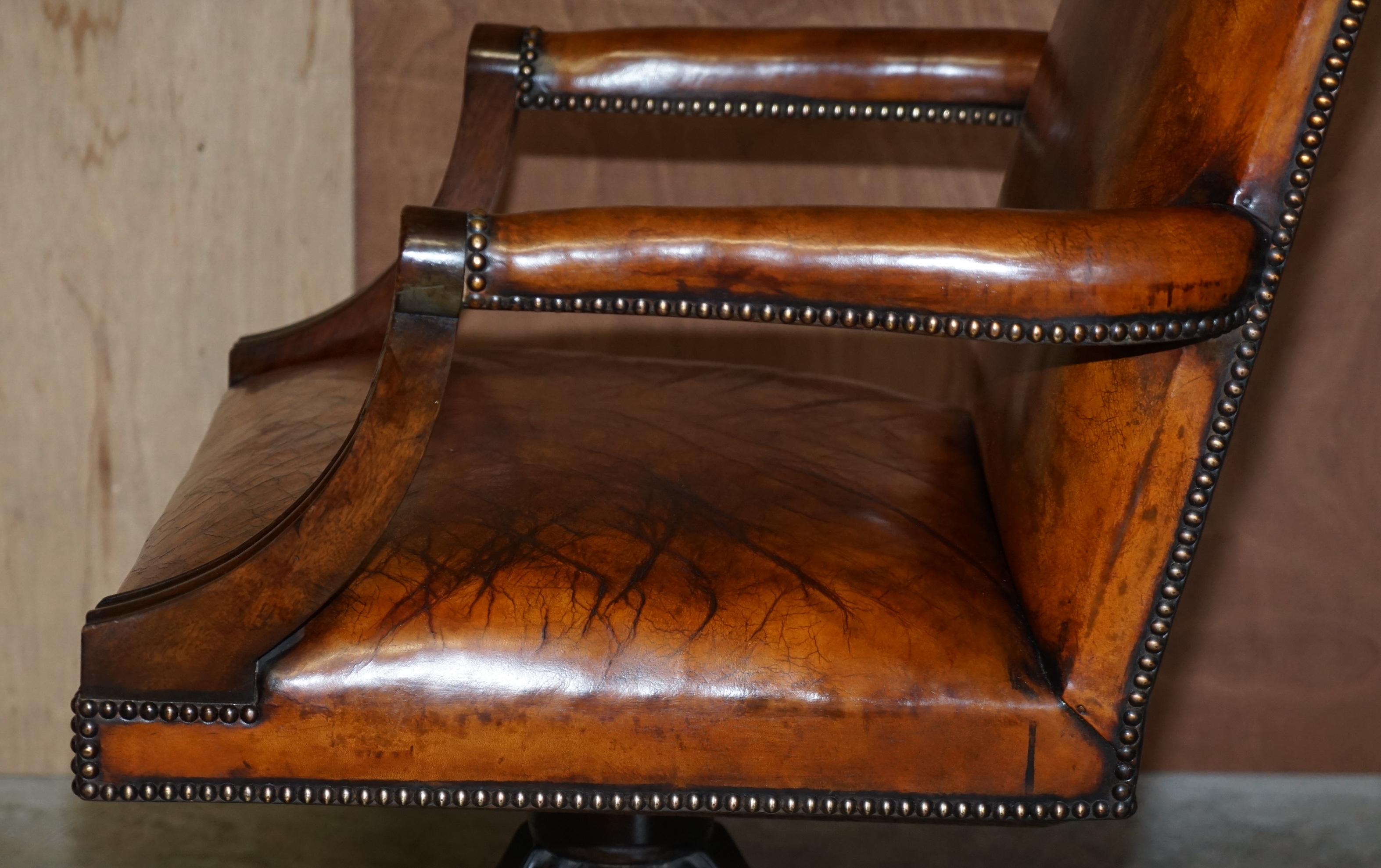 Superbe fauteuil vintage restauré en cuir brun et cadre en chêne pour réalisateur de capitaine en vente 12