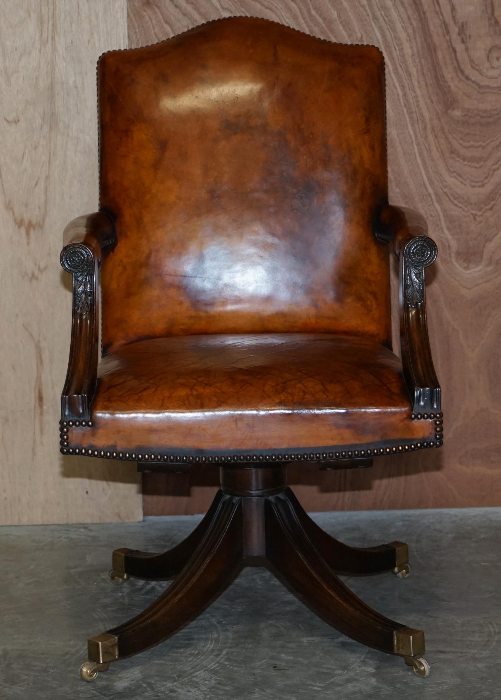 Nous sommes ravis d'offrir à la vente cette belle chaise de directeur en cuir brun cigare, entièrement restaurée et encadrée de chêne, teintée à la main.

Une très belle chaise de directeur, bien faite et confortable, je n'en ai pas vu une avec un