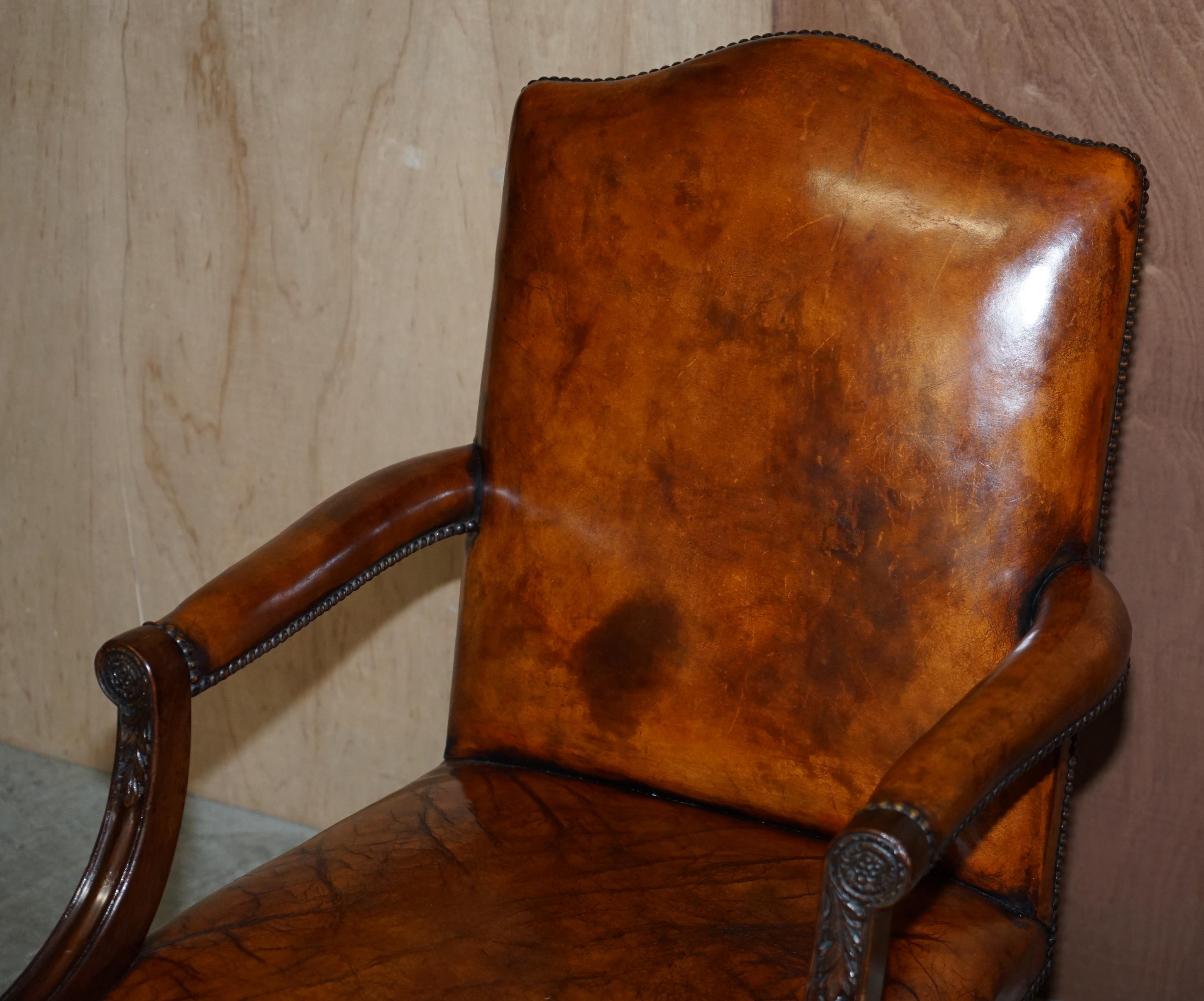 Atemberaubender restaurierter Captains Directors Sessel aus braunem Leder mit Eichenholzrahmen, Vintage (Art déco) im Angebot