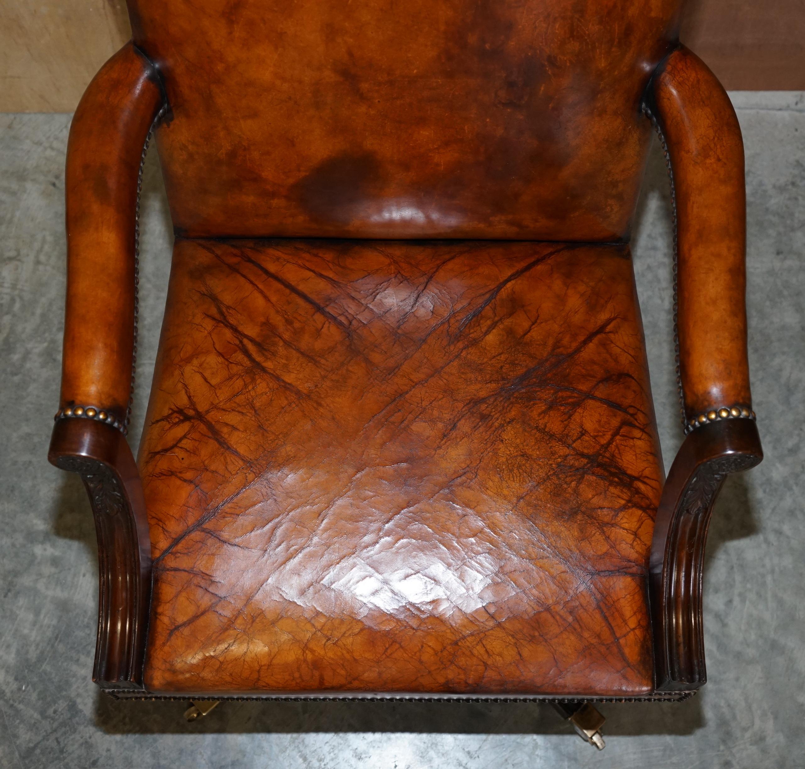 Atemberaubender restaurierter Captains Directors Sessel aus braunem Leder mit Eichenholzrahmen, Vintage (Englisch) im Angebot
