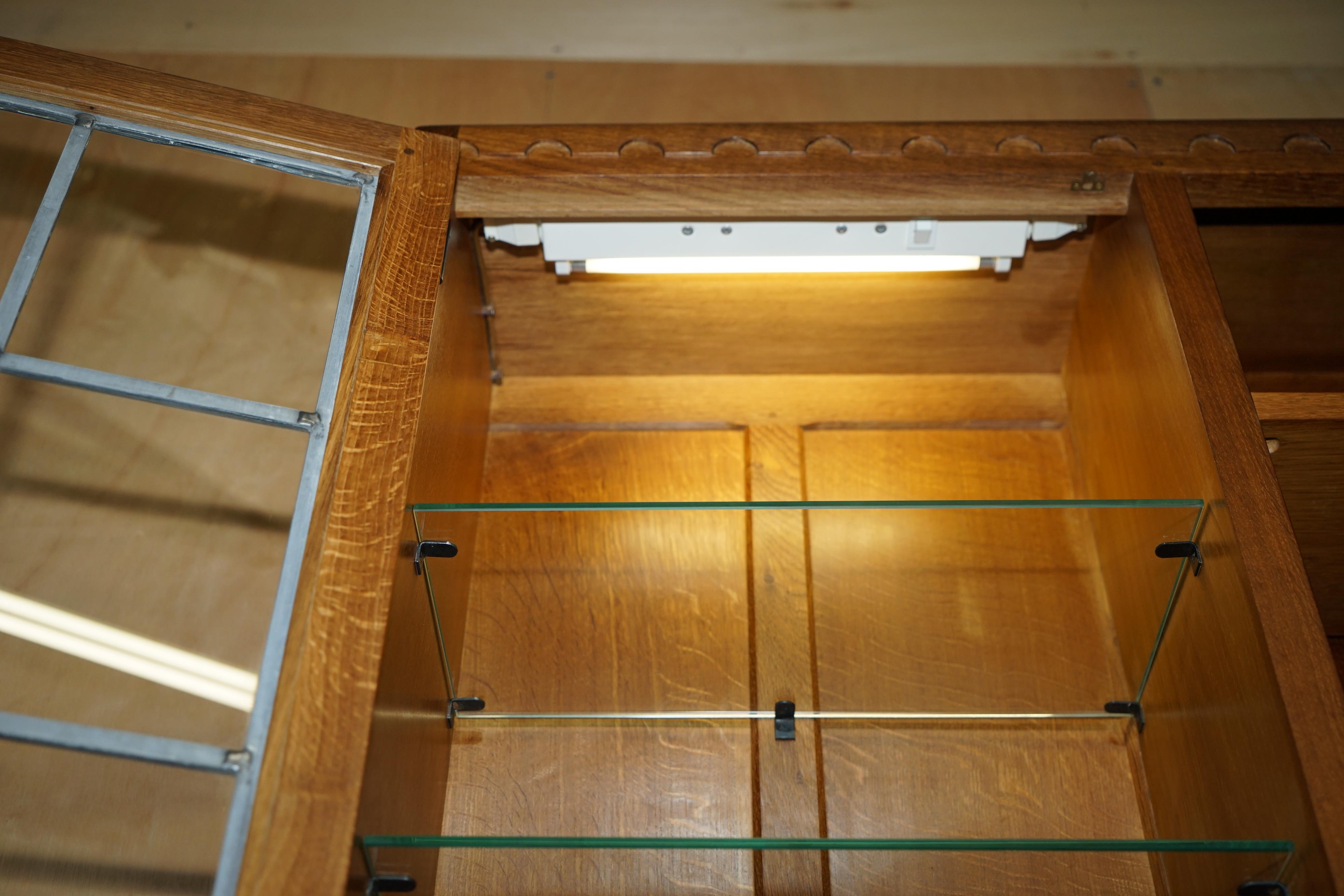 STUNNING VINTAGE ROBERT MOUSEMAN THOMPSON OAK DISPLAY DRESSER SIDEBOARDs + LIGHTs in vendita 5