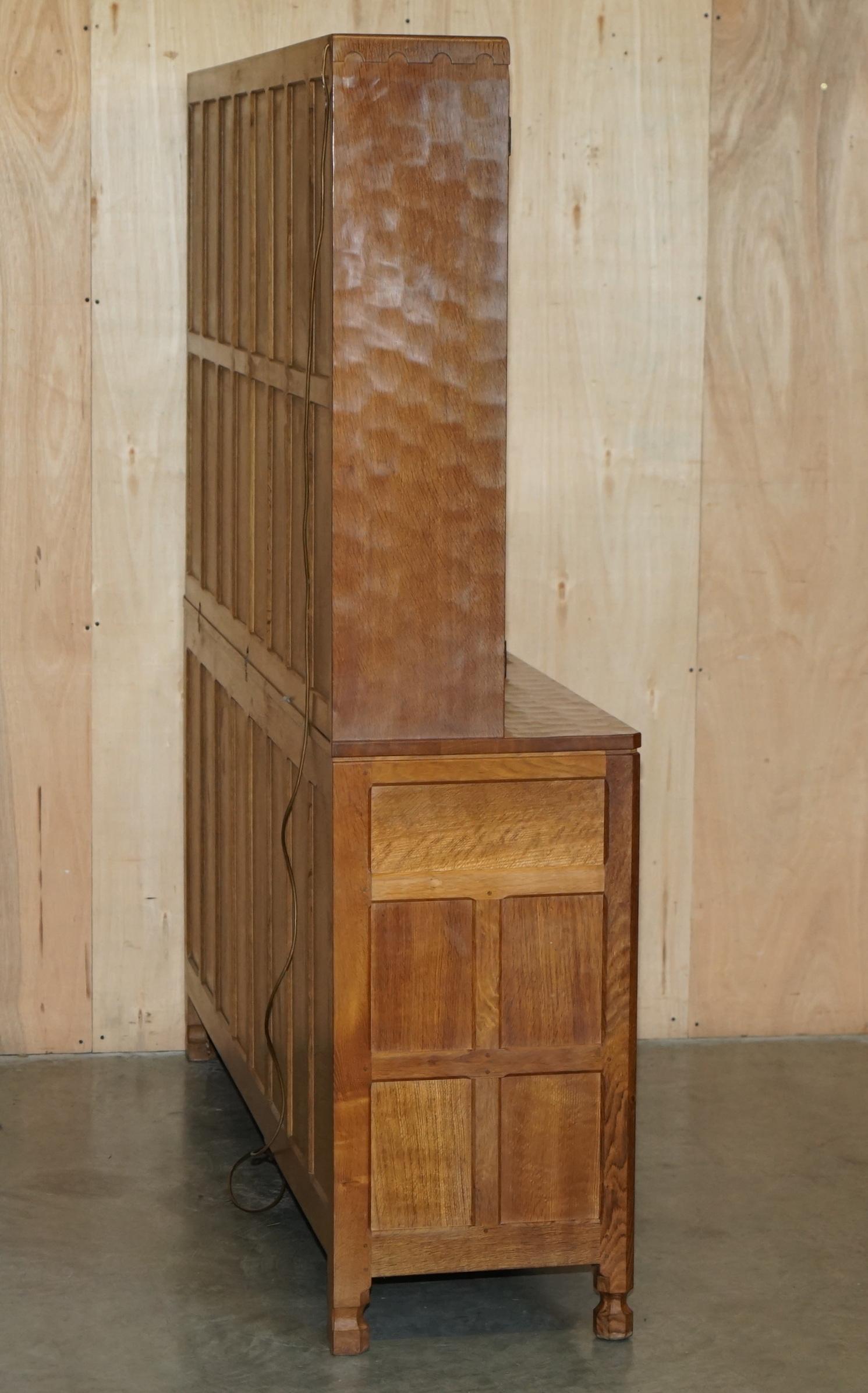STUNNING VINTAGE ROBERT MOUSEMAN THOMPSON OAK DISPLAY DRESSER SIDEBOARDs + LIGHTs in vendita 9