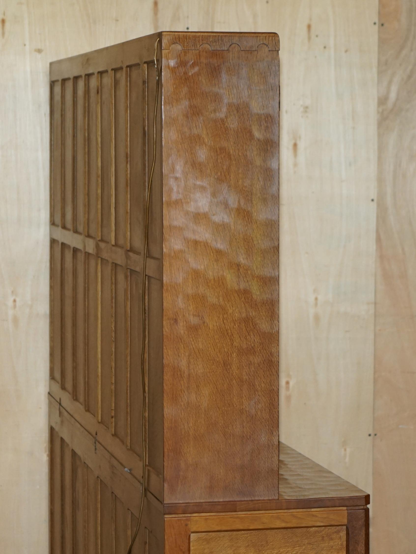 STUNNING VINTAGE ROBERT MOUSEMAN THOMPSON OAK DISPLAY DRESSER SIDEBOARDs + LIGHTs in vendita 10
