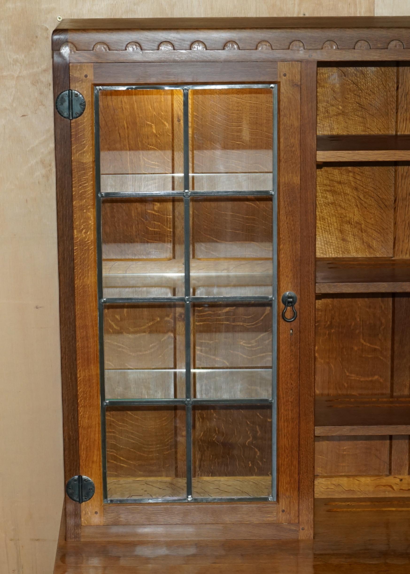 Fatto a mano STUNNING VINTAGE ROBERT MOUSEMAN THOMPSON OAK DISPLAY DRESSER SIDEBOARDs + LIGHTs in vendita