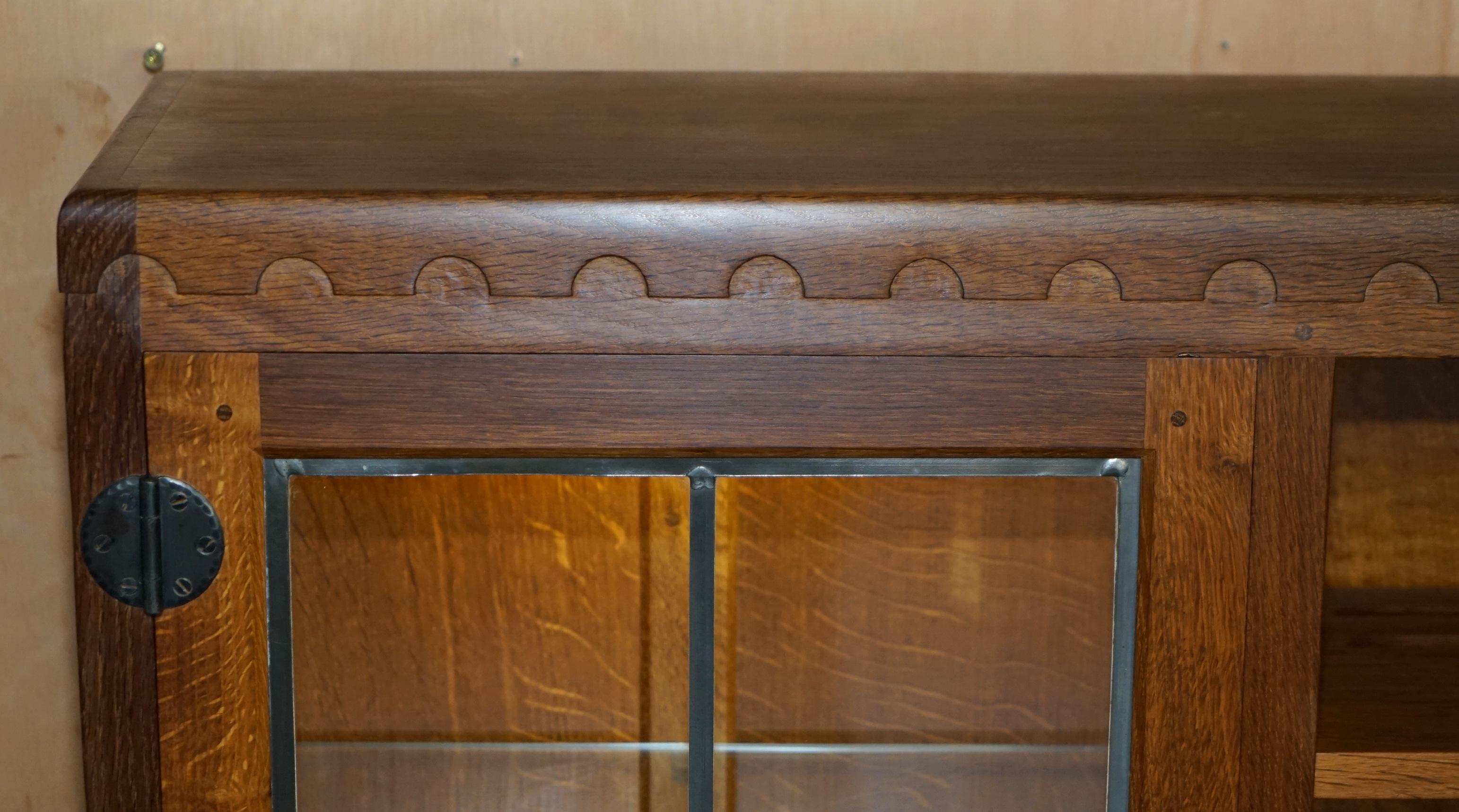 STUNNING VINTAGE ROBERT MOUSEMAN THOMPSON OAK DISPLAY DRESSER SIDEBOARDs + LIGHTs In condizioni buone in vendita a West Sussex, Pulborough