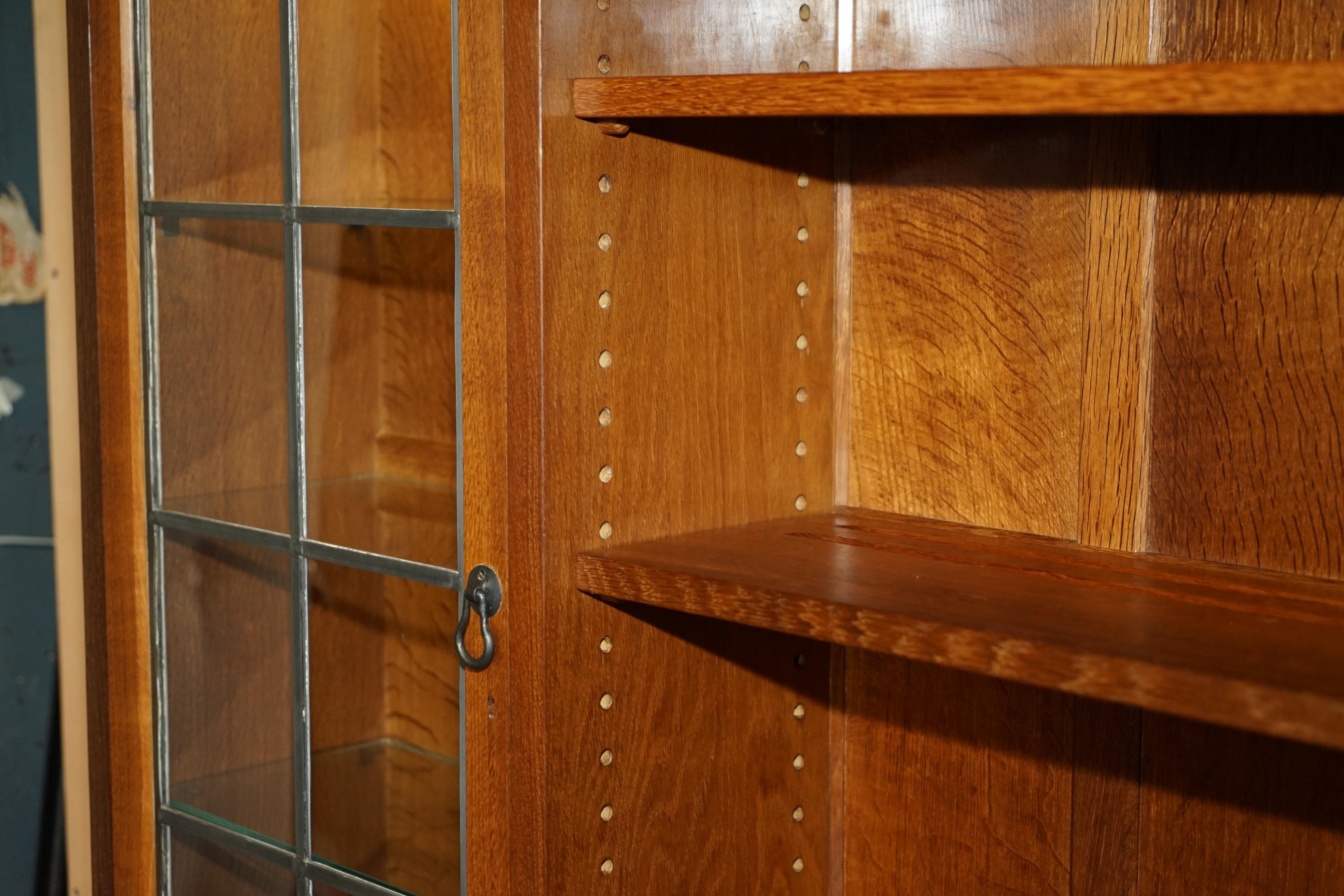 Quercia STUNNING VINTAGE ROBERT MOUSEMAN THOMPSON OAK DISPLAY DRESSER SIDEBOARDs + LIGHTs in vendita