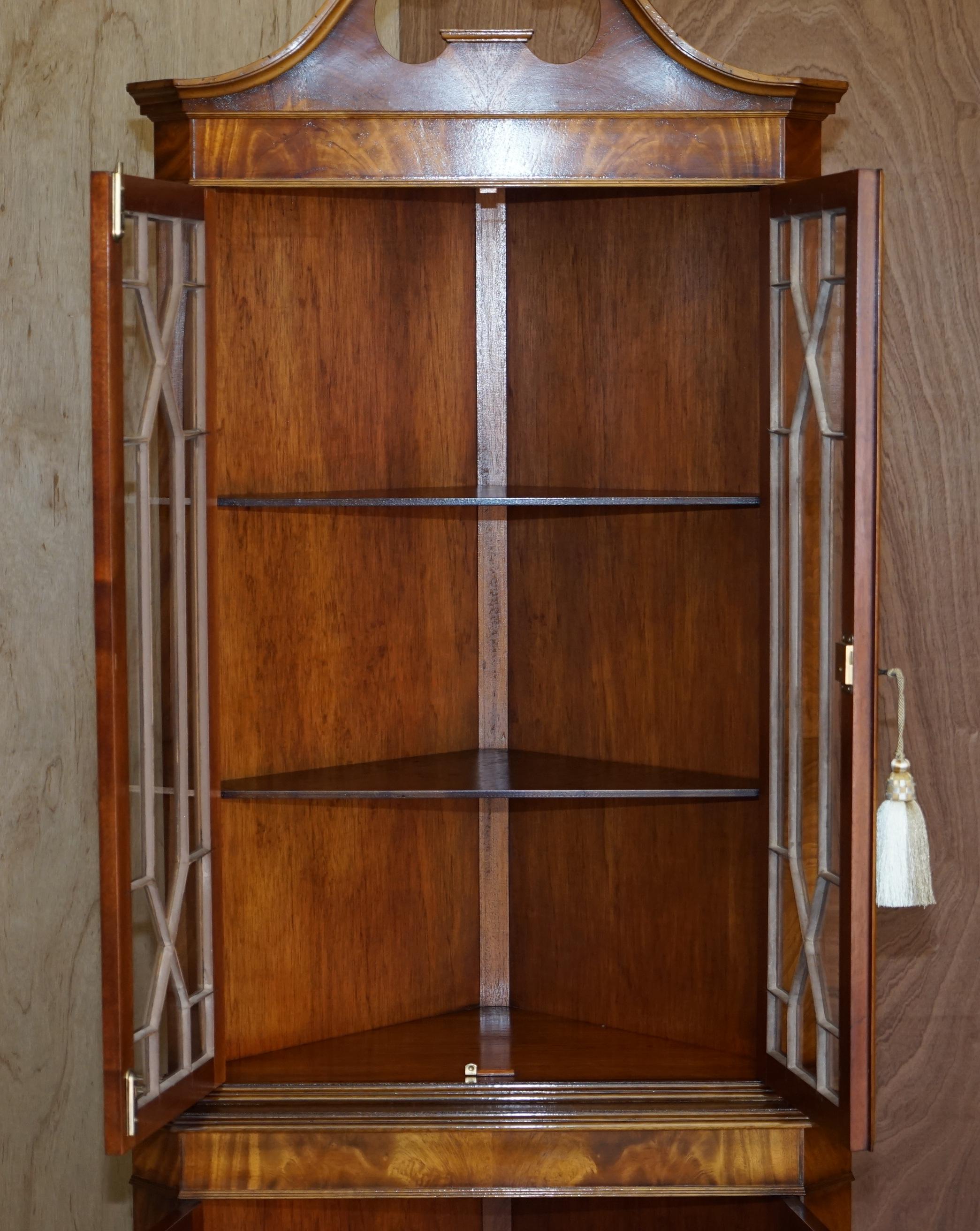Stunning Vintage Sheraton Revival Astral Glazed Inlaid Corner Bookcase Cabinet 5