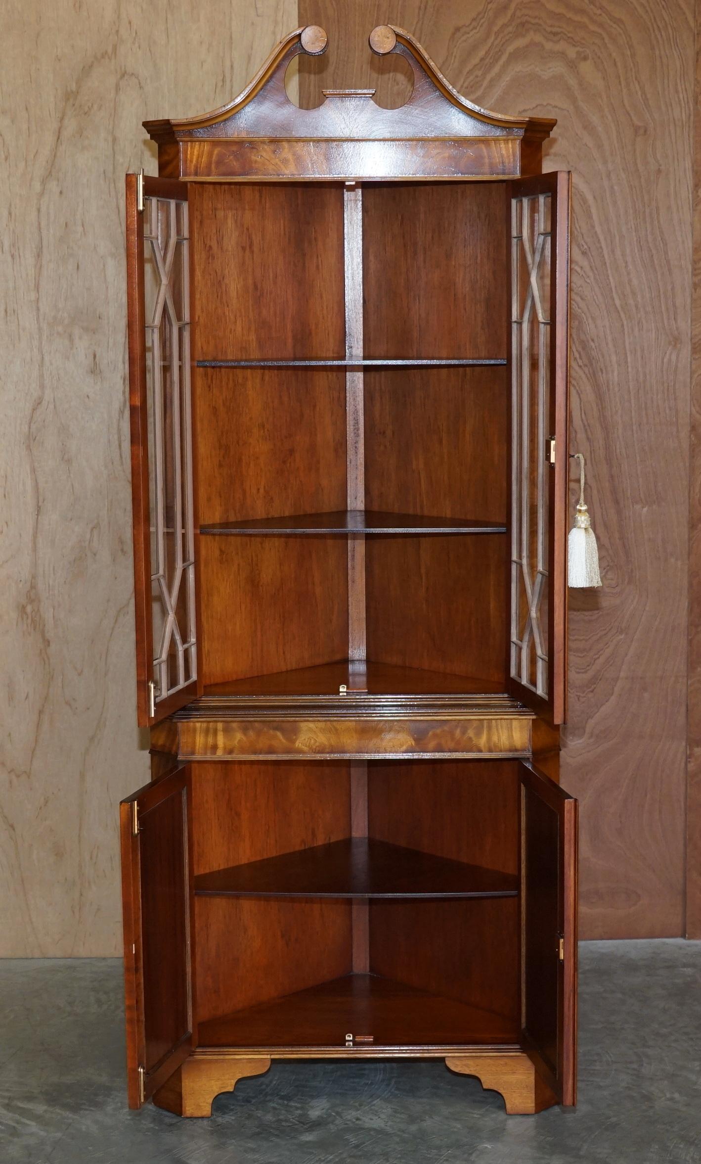 Stunning Vintage Sheraton Revival Astral Glazed Inlaid Corner Bookcase Cabinet 3