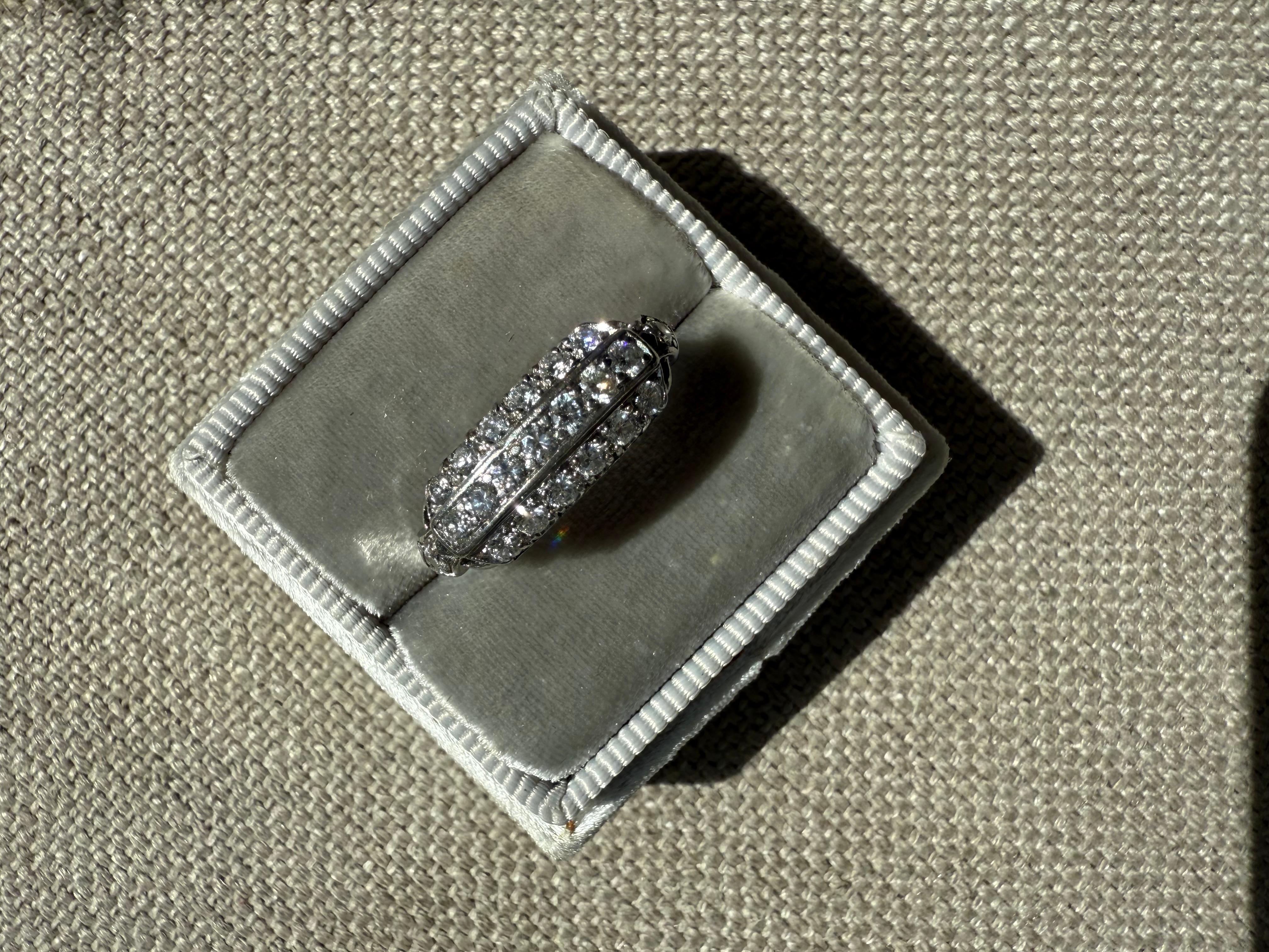 Stunning Vintage Three Row Diamond Platinum Band - 0.84ct. (Rundschliff) im Angebot