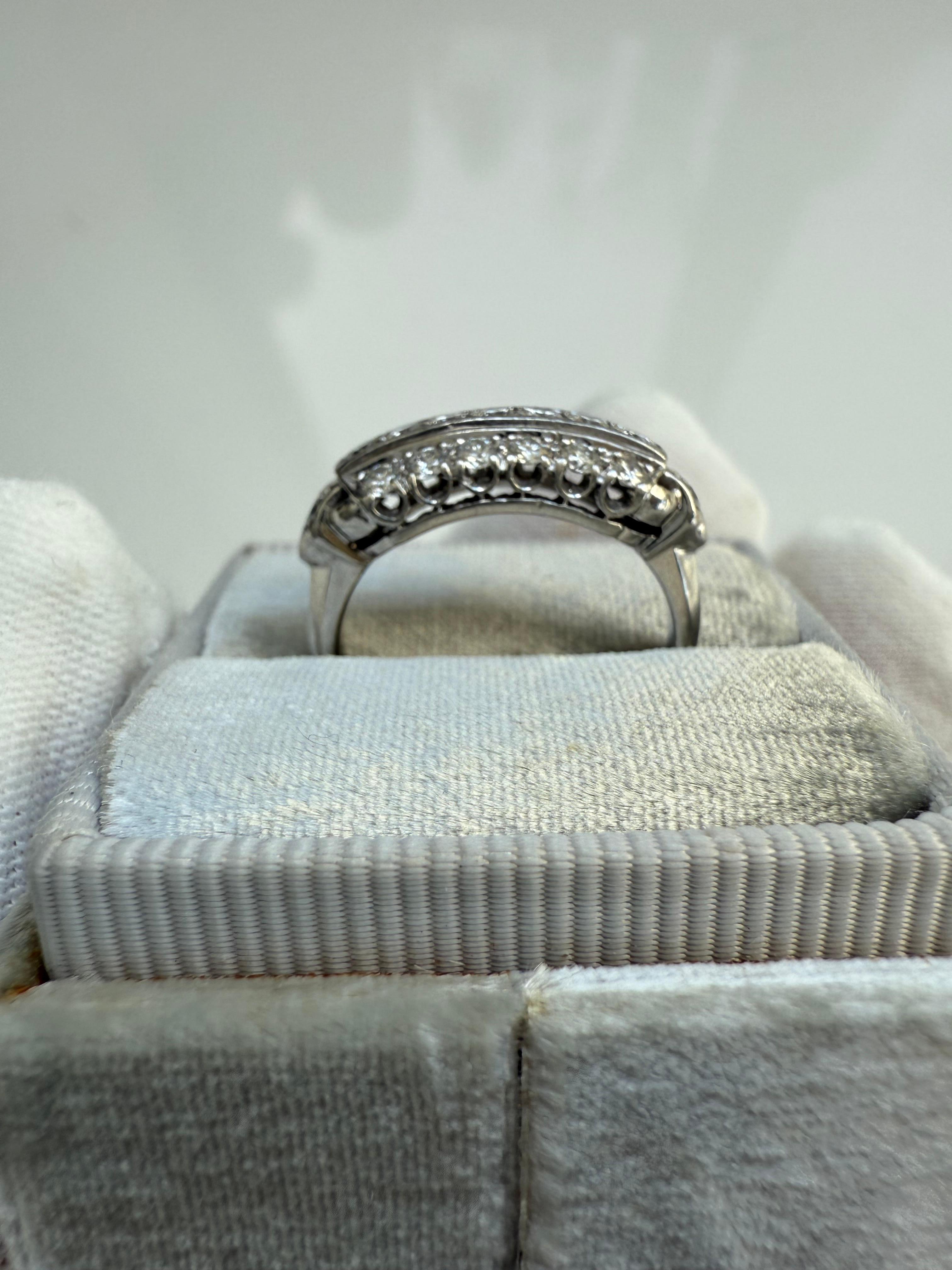 Stunning Vintage Three Row Diamond Platinum Band - 0.84ct. für Damen oder Herren im Angebot