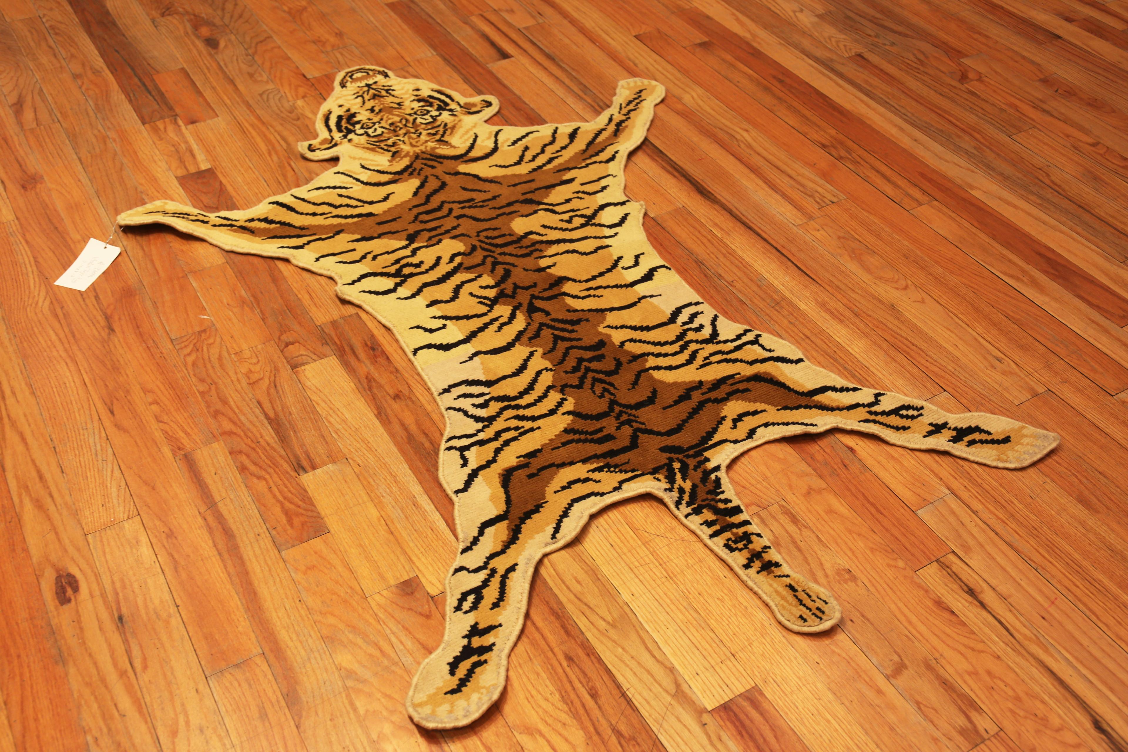 Impresionante alfombra vintage con diseño de piel de tigre, País de origen: India, Fecha de fabricación: Vintage