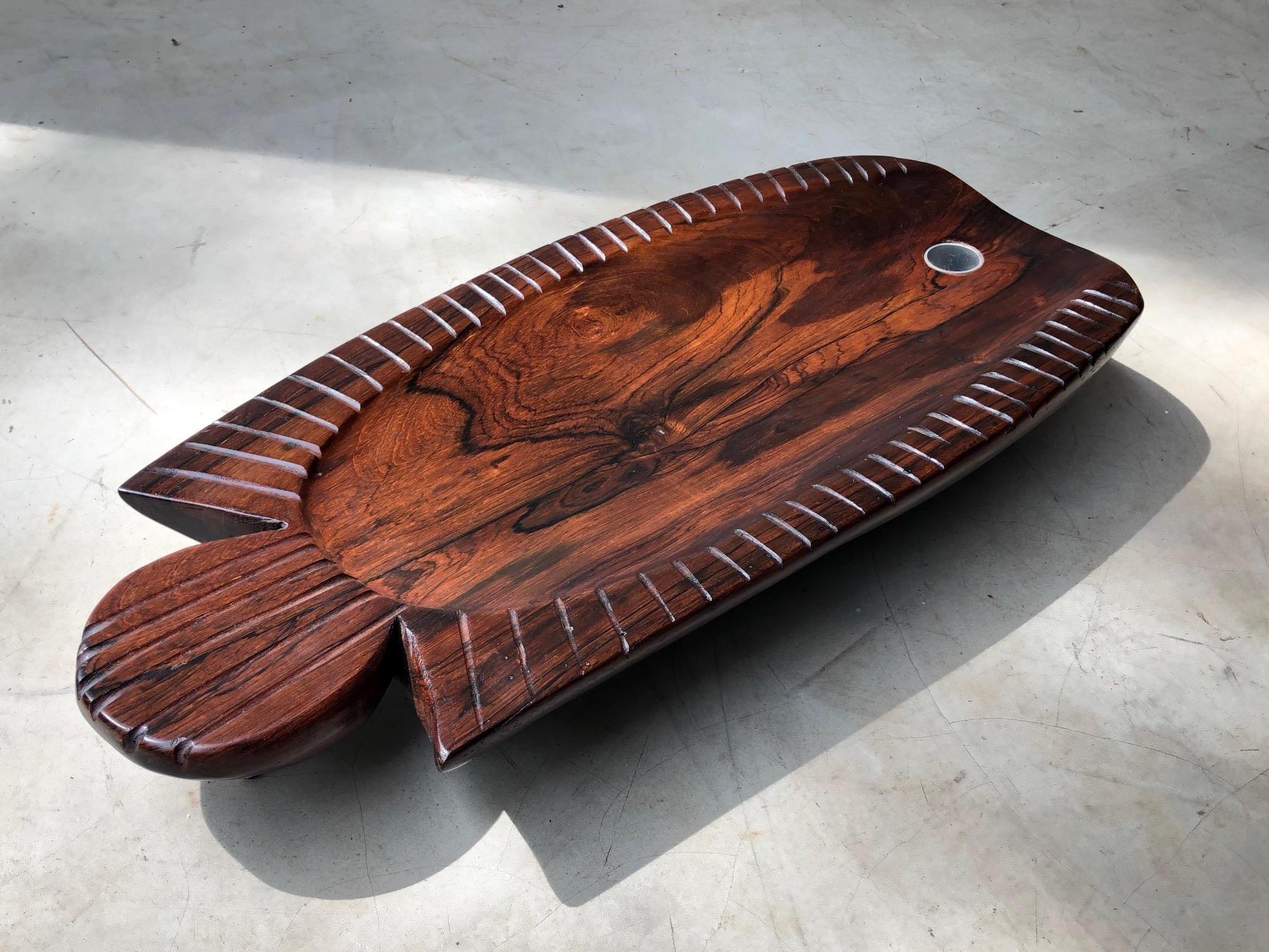 Solid Brazilian rosewood tray, with aluminum details. This peace is a huge vintage tray and also an amazing sculpture of a fish. This is one of a kind work of art that can be used in your everyday life. It is also a beautiful item of decoration,