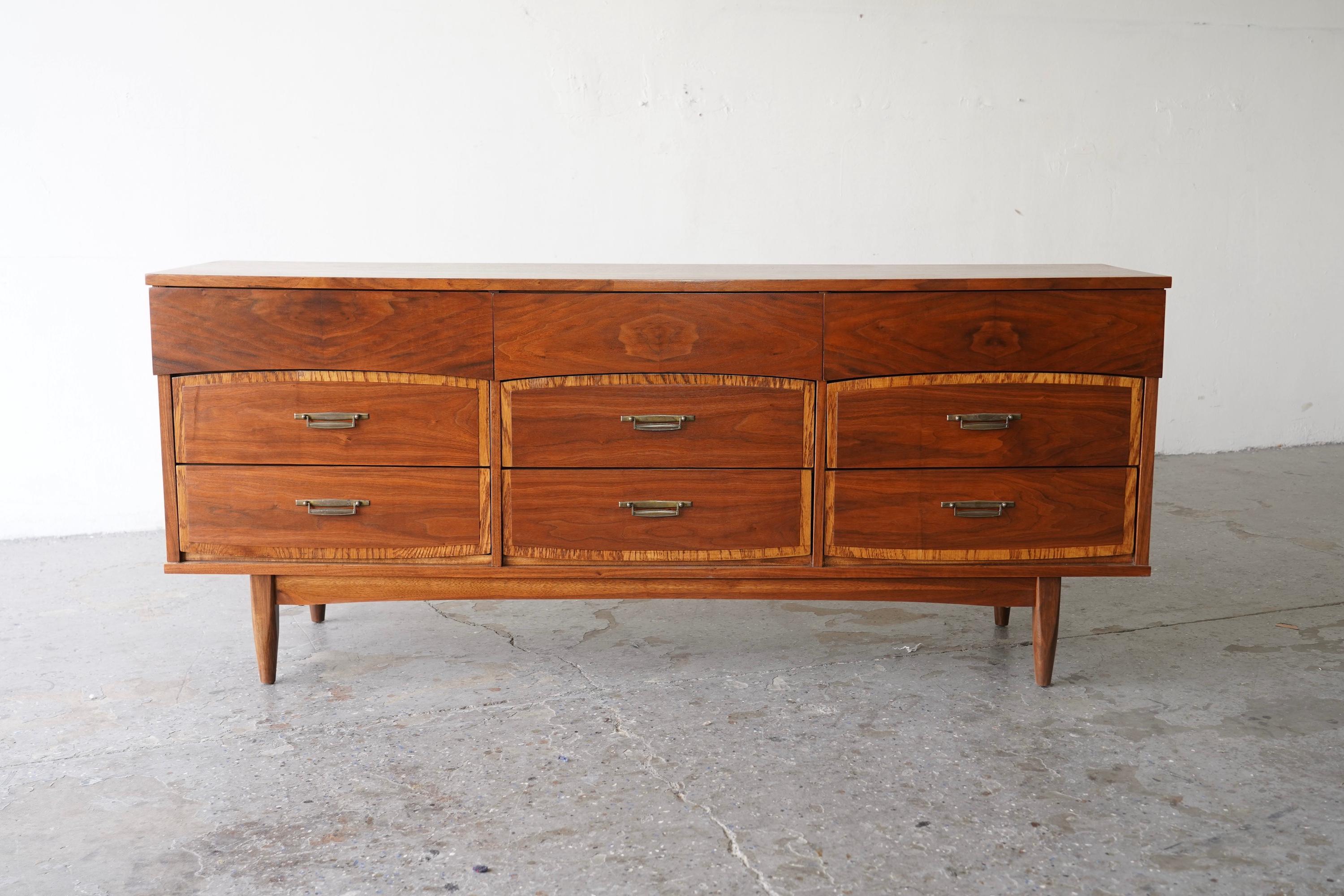 Stunning Vintage Two-Tone  Mid-Century Modern Walnut Dresser For Sale 5