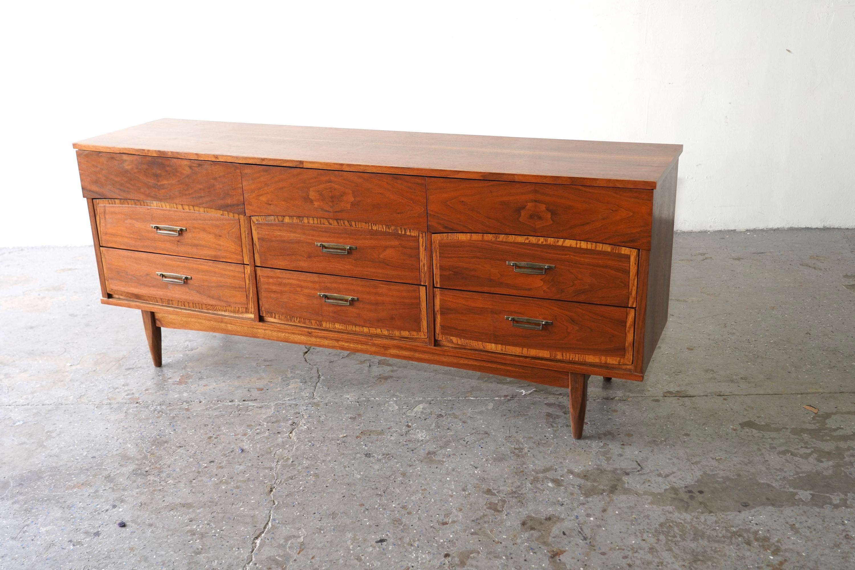 Upgrade your space with this gorgeous Mid-Century Modern walnut dresser! With sleek lines, a striking two-tone wood accent, and elegant brass handles, this dresser is the perfect statement piece for any modern, vintage, or eclectic home.
🌿 The