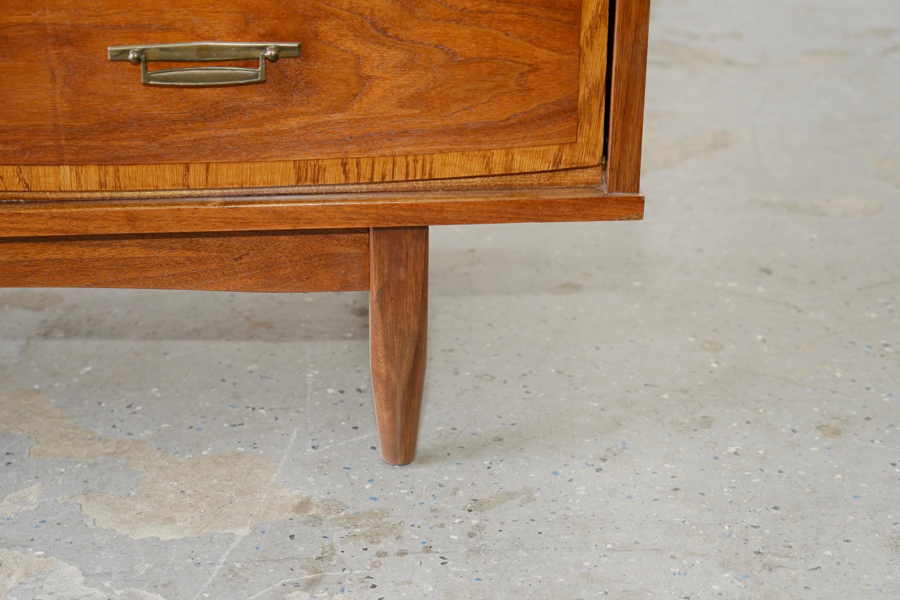Stunning Vintage Two-Tone  Mid-Century Modern Walnut Dresser In Good Condition For Sale In Las Vegas, NV