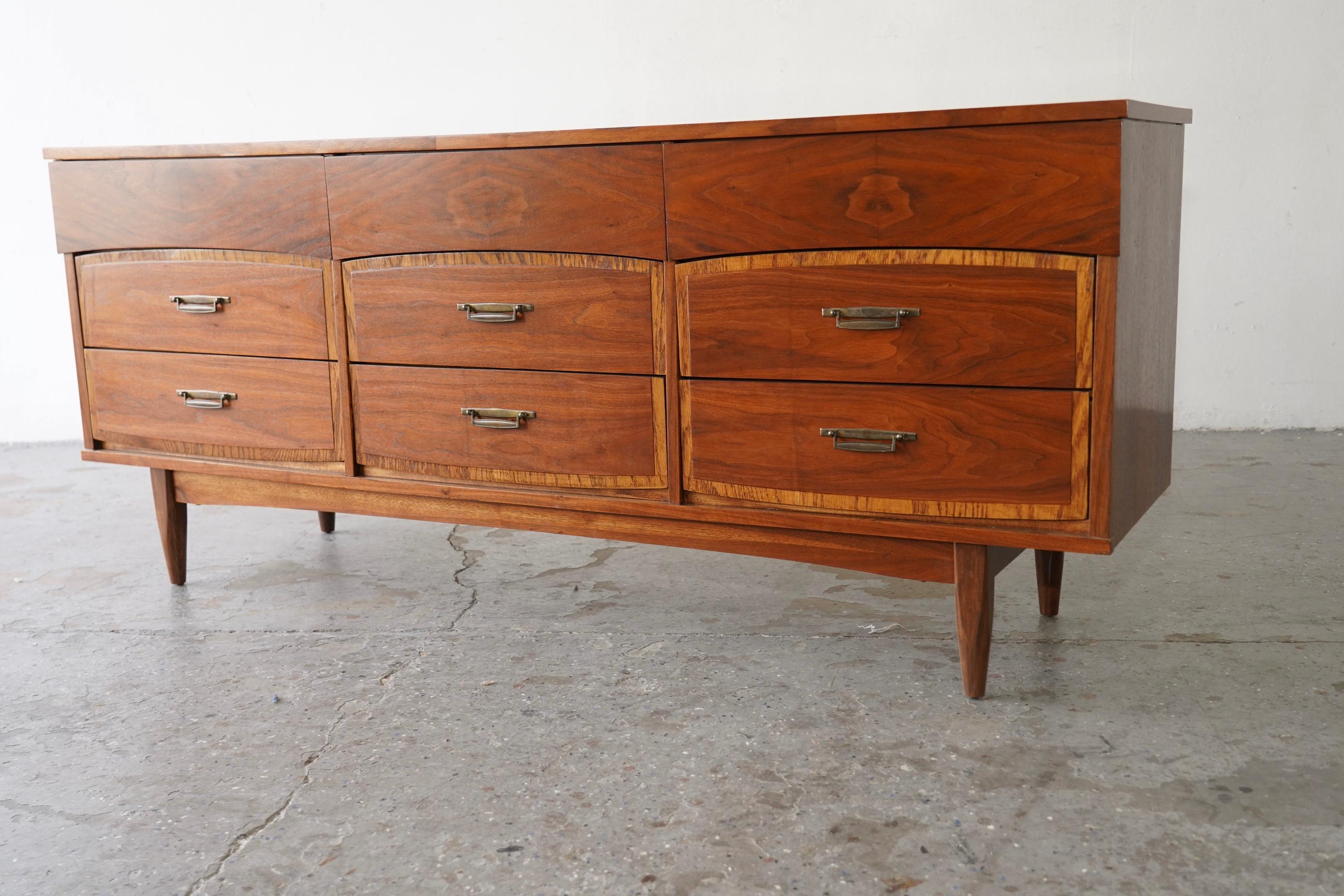 Stunning Vintage Two-Tone  Mid-Century Modern Walnut Dresser For Sale 4
