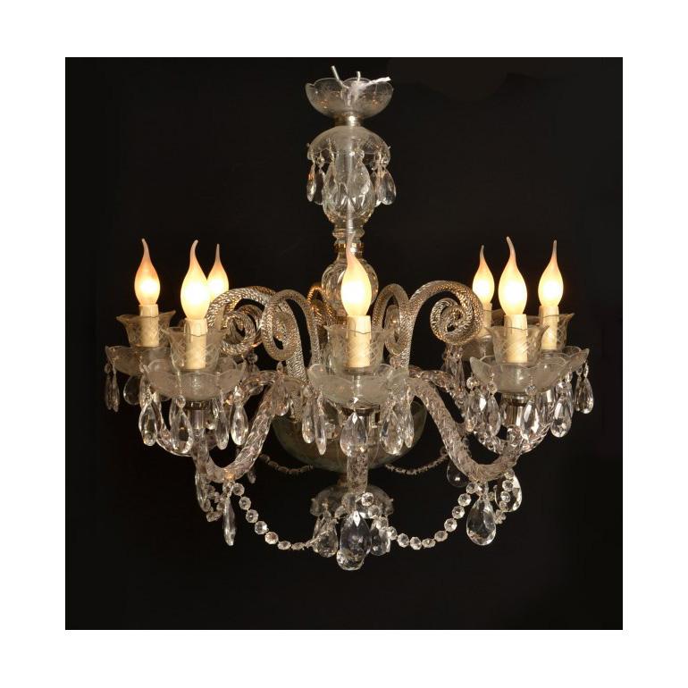 Dies ist ein schöner Vintage-Kronleuchter im venezianischen Stil mit acht Lichtern und schönen klaren Kristalltropfen, die aus der zweiten Hälfte des 20.

Verleihen Sie Ihrem Zuhause mit diesem schönen Kronleuchter einen Hauch von