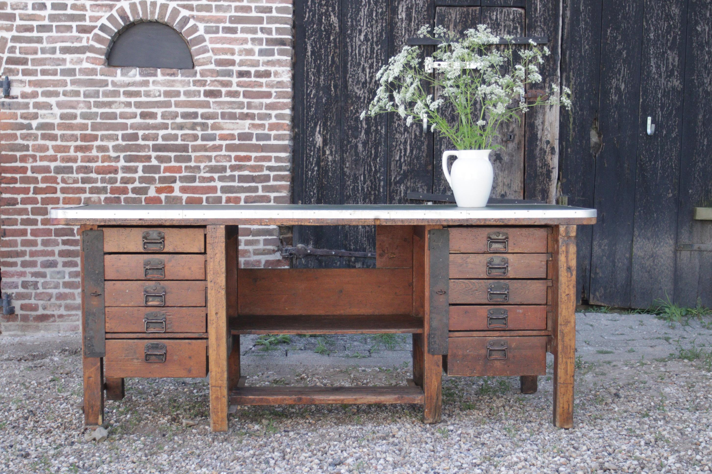 A heavy-duty, large vintage workbench as a statement in your interior—create a space filled with character and personality!

Are you looking for a distinctive piece to add character to your interior? Look no further! We have the perfect solution for