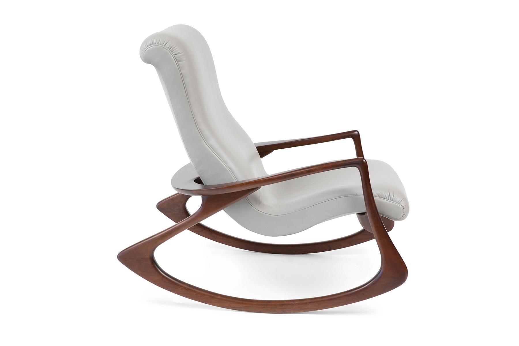 This iconic contour rocking chair was originally conceived by designer Vladimir Kagan in 1953. This example dating from the early 1970’s features a gorgeously sculpted walnut frame and supple light grey leather upholstery.