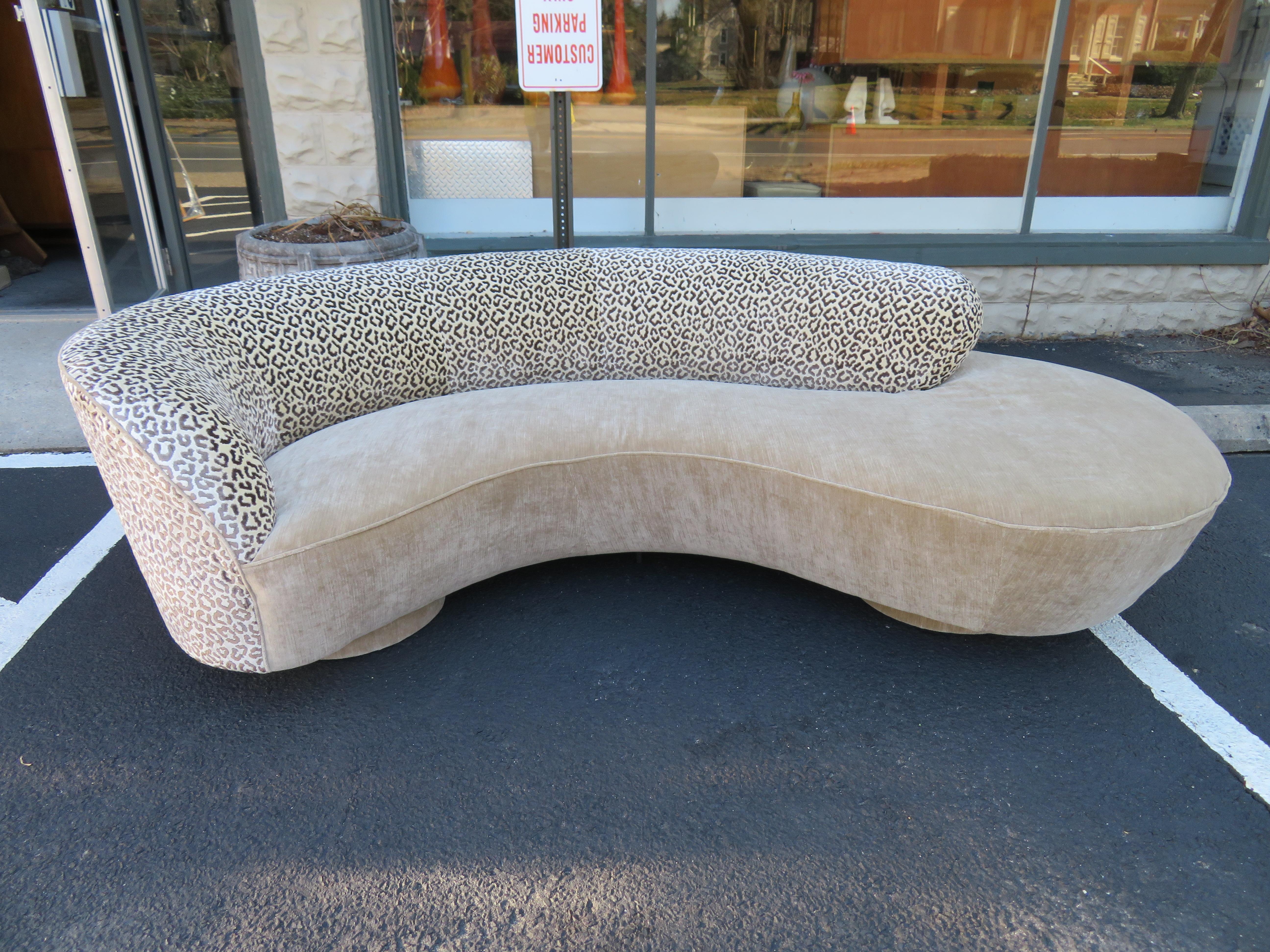 Stunning Vladimir Kagan Curved Serpentine Cloud Sofa Mid-Century Modern For Sale 8