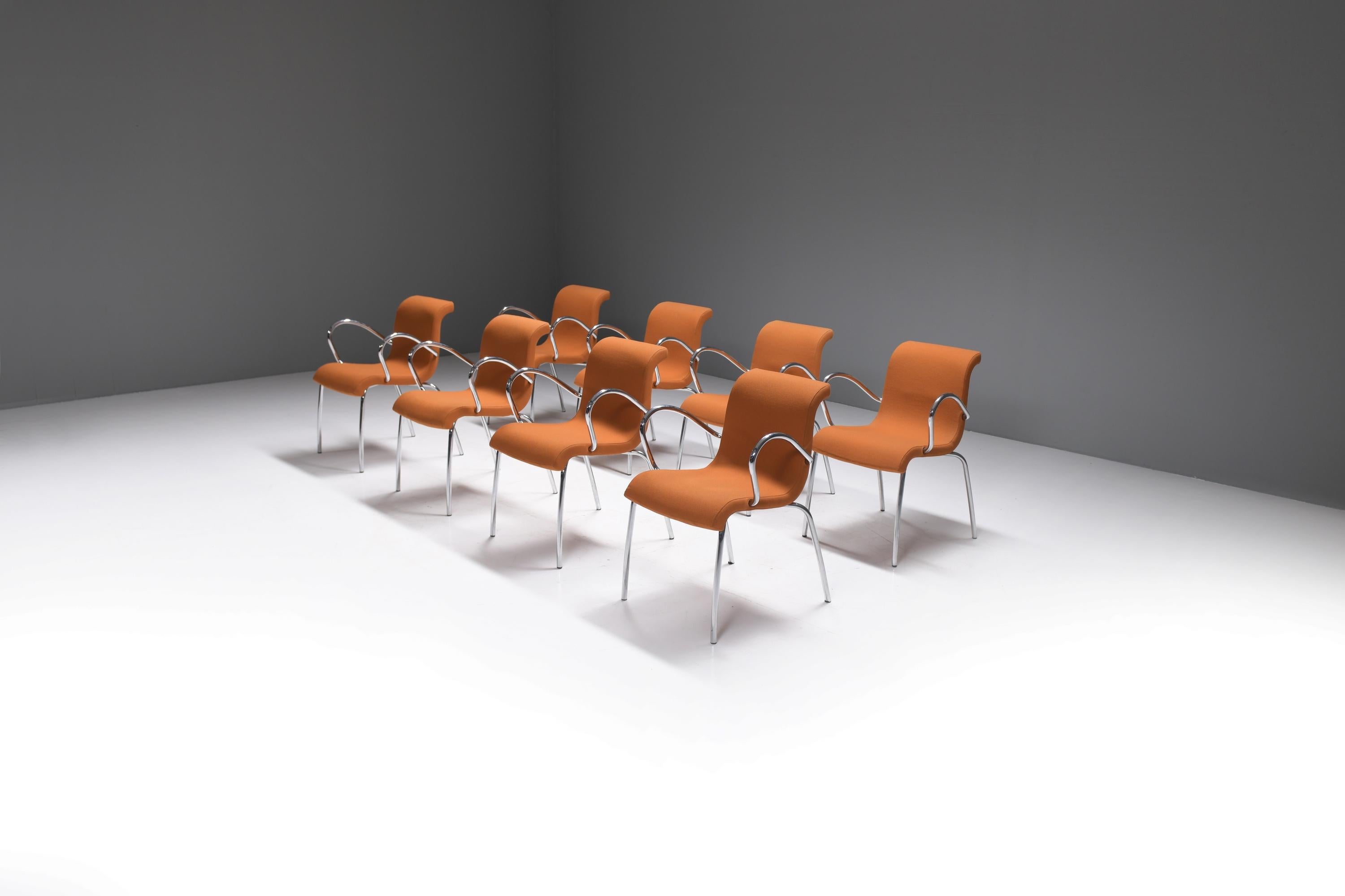 Tolle Sesselgarnitur von VLAG in orangefarbenem Stoff.  
Entworfen und hergestellt von dem niederländischen Designer Gerard van den Berg.

Der Multifunktionsstuhl Vlag ist in Form einer wehenden Fahne gestaltet. Die Bewegung ist im Design noch