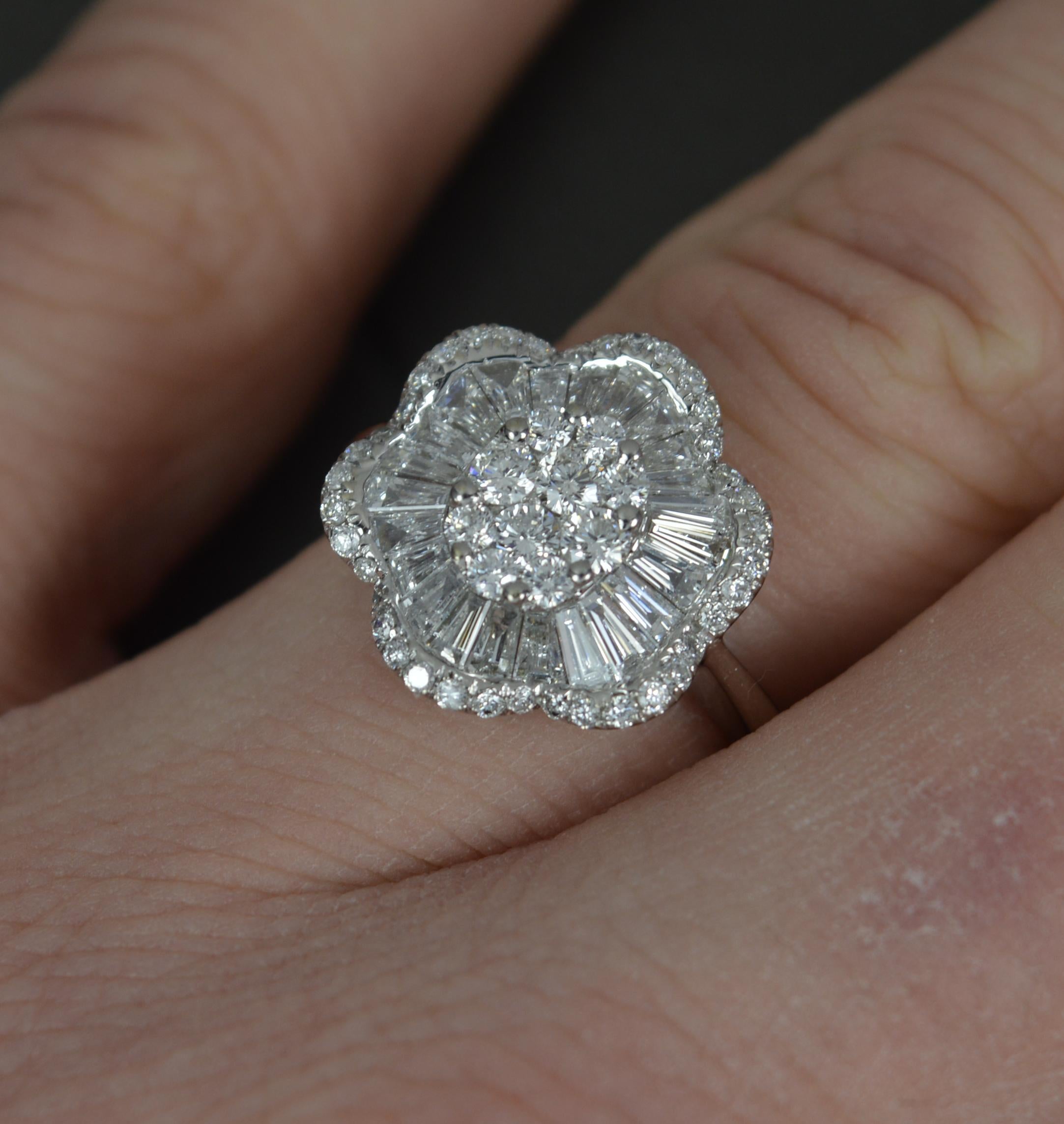 Round Cut Stunning VS 1.75 Carat Diamond and 18 Carat White Gold Flower Cluster Ring