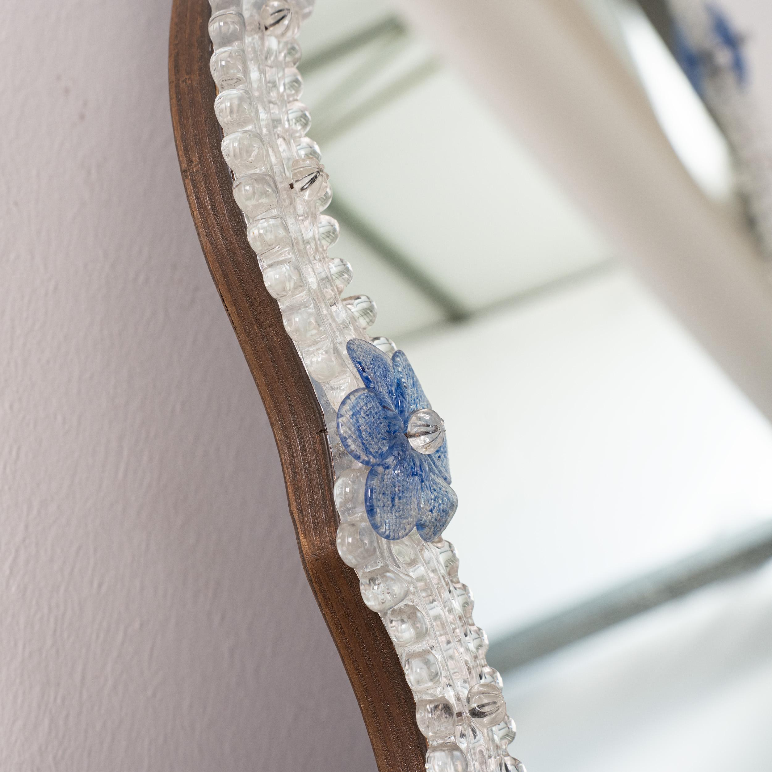 Superbe miroir vénitien mural en verre de Murano, transparent et détails de fleurs bleues en vente 4