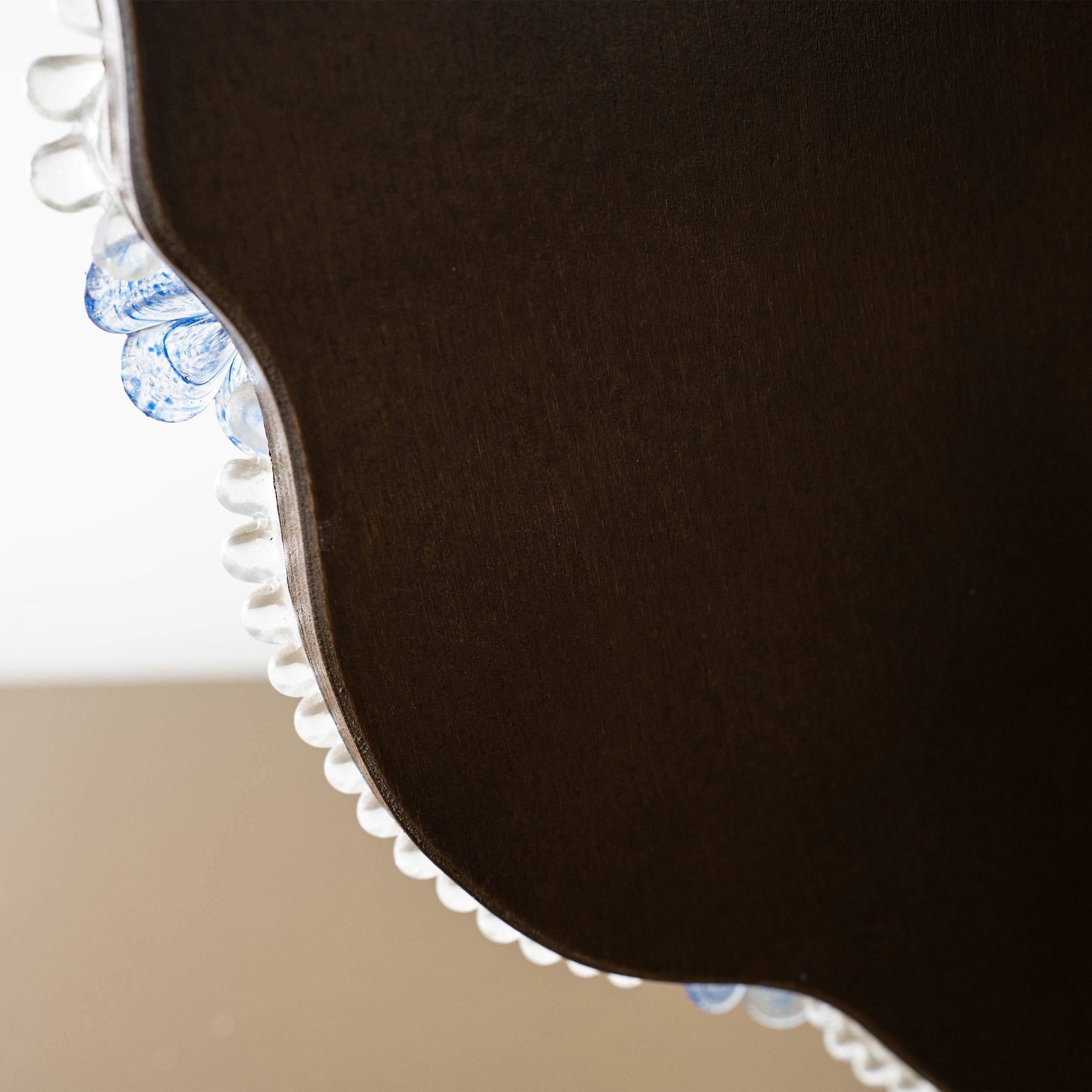 Superbe miroir vénitien mural en verre de Murano, transparent et détails de fleurs bleues en vente 6