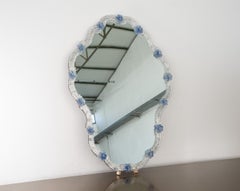 Stupendo specchio veneziano da parete in vetro di Murano, trasparente e con dettagli floreali blu