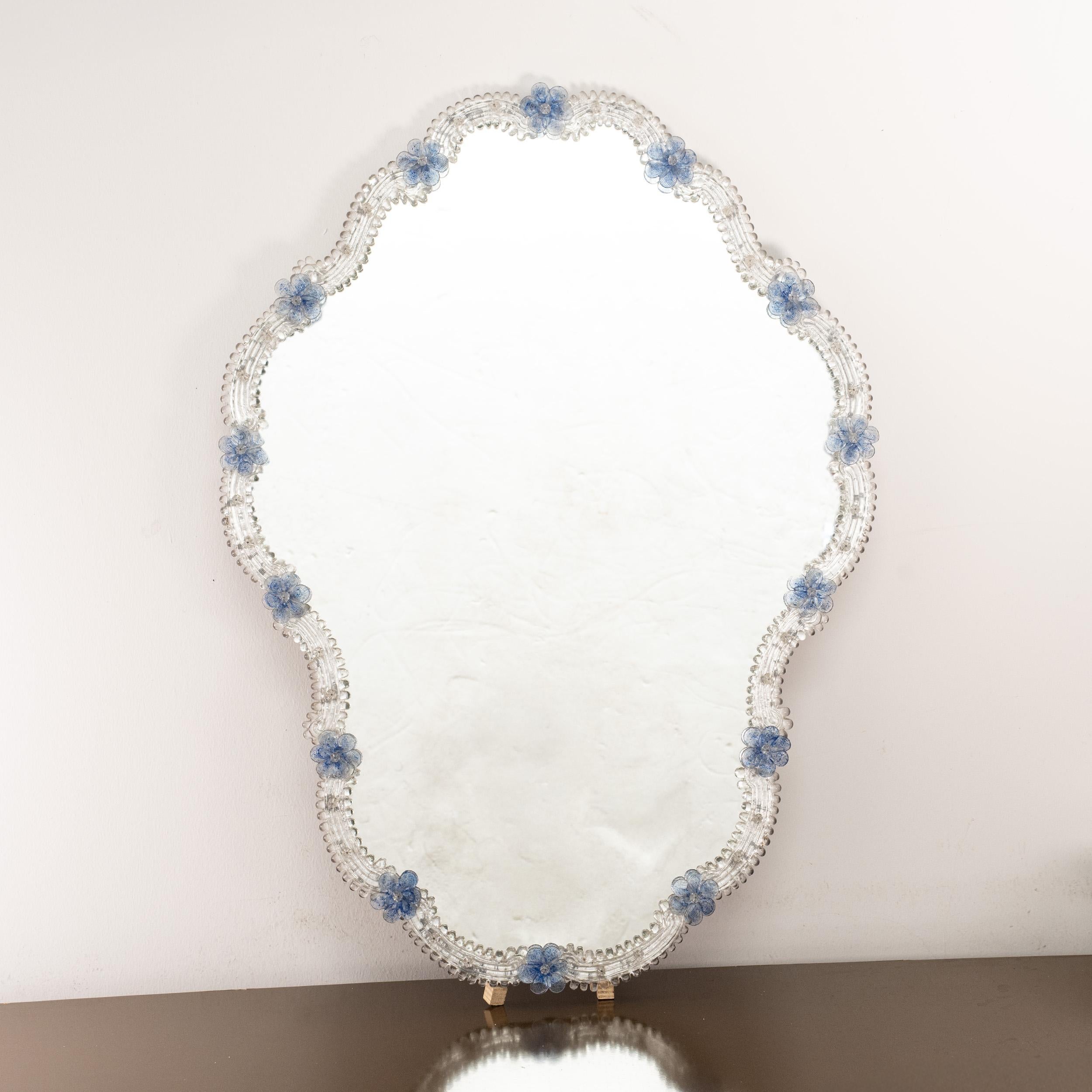 italien Superbe miroir vénitien mural en verre de Murano, transparent et détails de fleurs bleues en vente