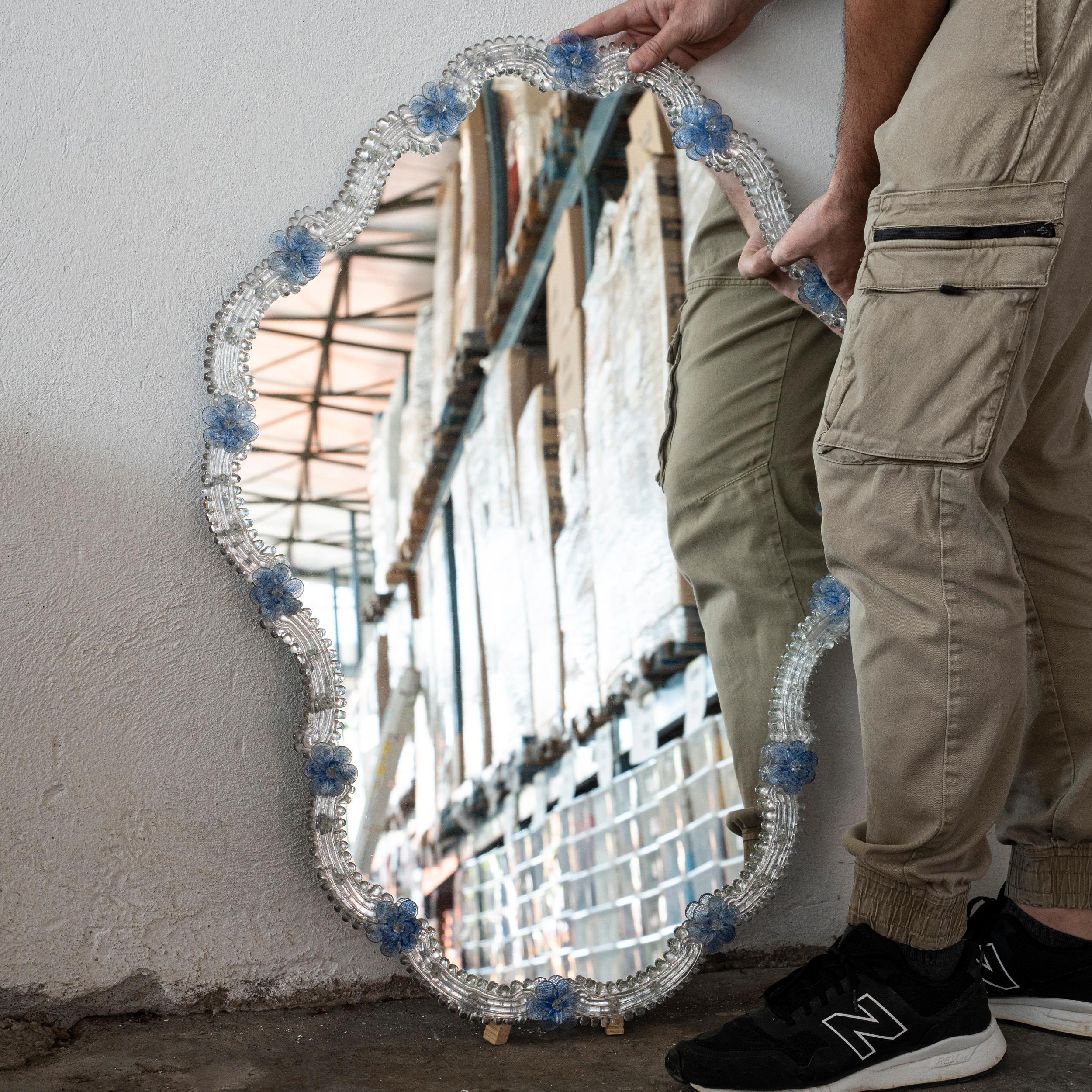 Superbe miroir vénitien mural en verre de Murano, transparent et détails de fleurs bleues Excellent état - En vente à Venezia, IT