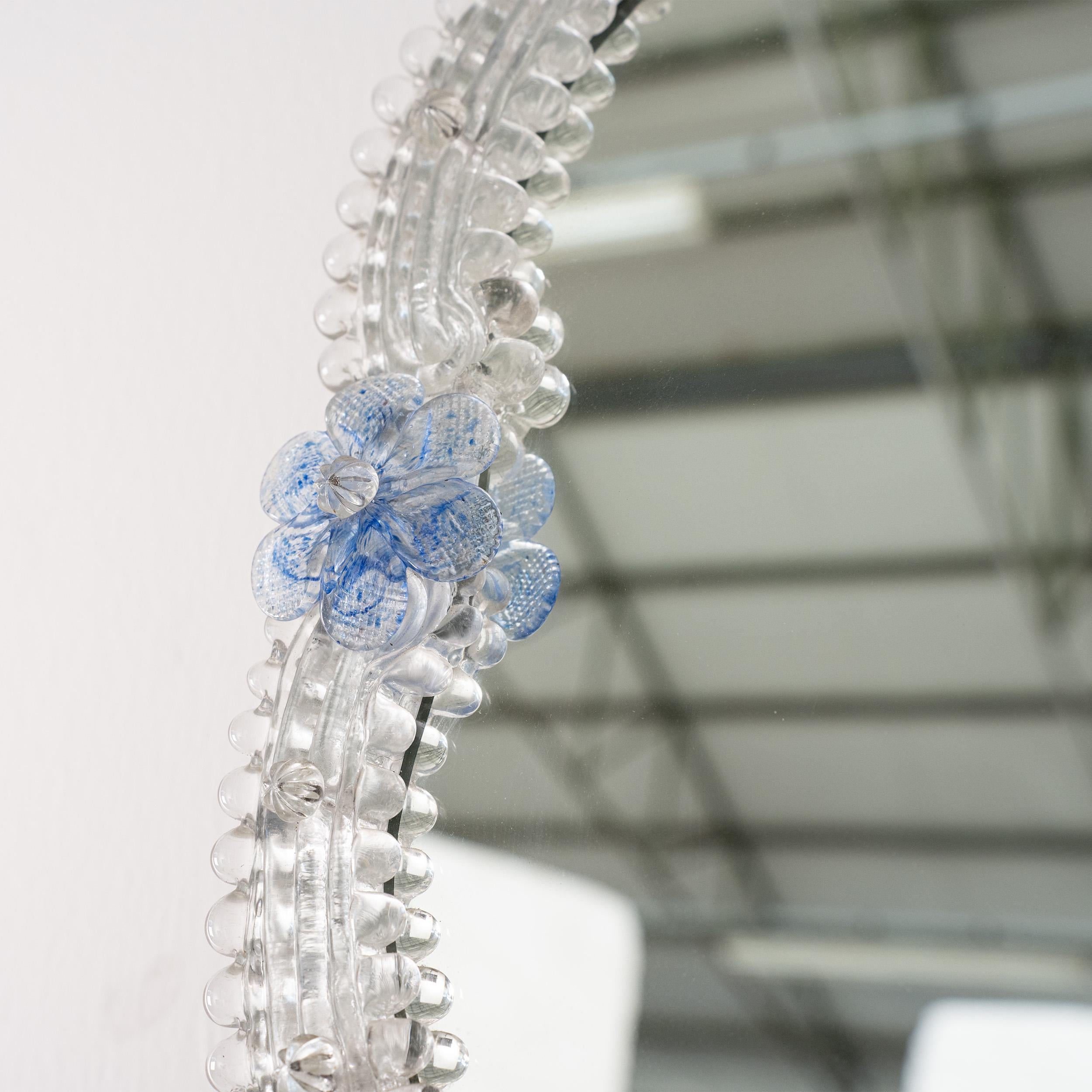 20ième siècle Superbe miroir vénitien mural en verre de Murano, transparent et détails de fleurs bleues en vente