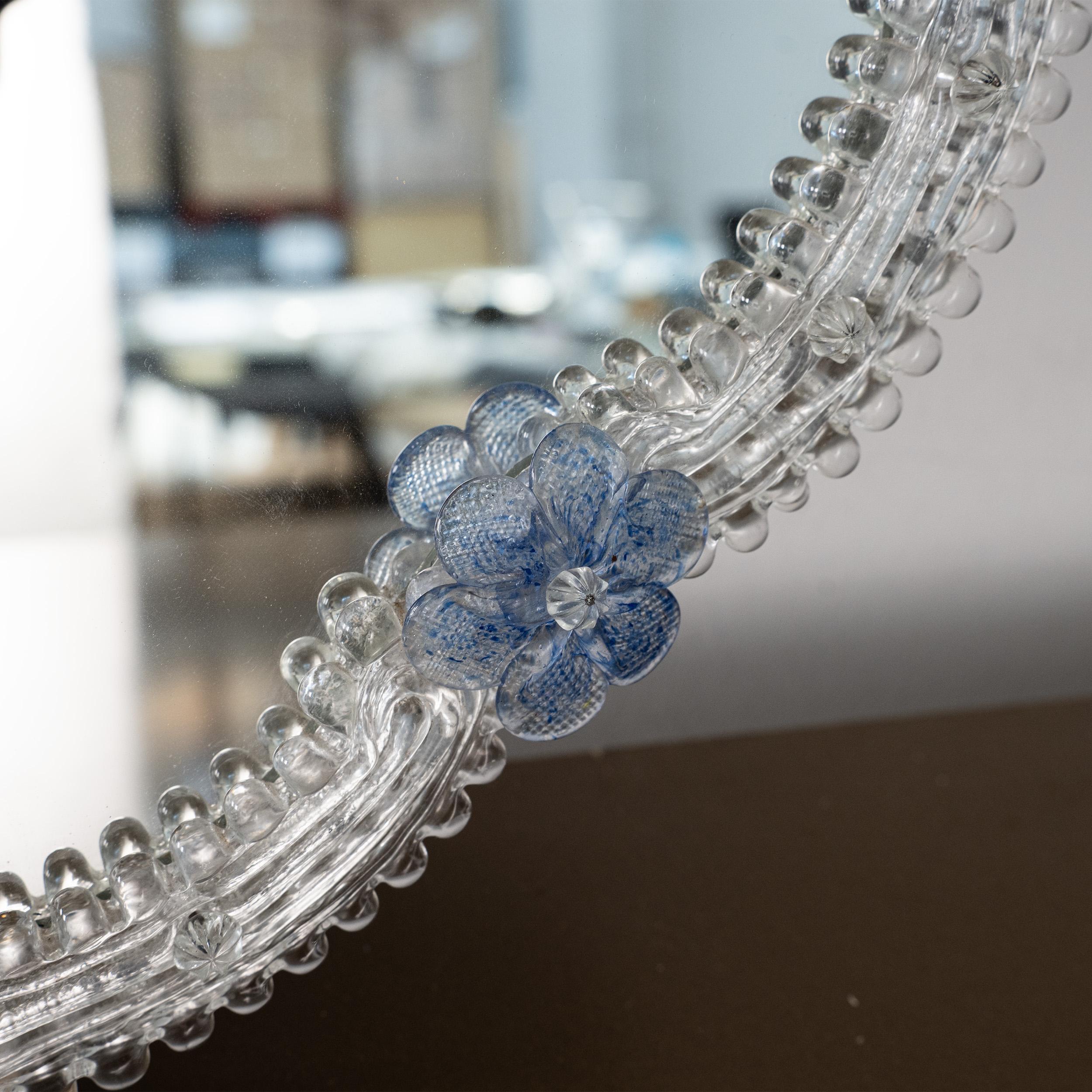 Verre Superbe miroir vénitien mural en verre de Murano, transparent et détails de fleurs bleues en vente