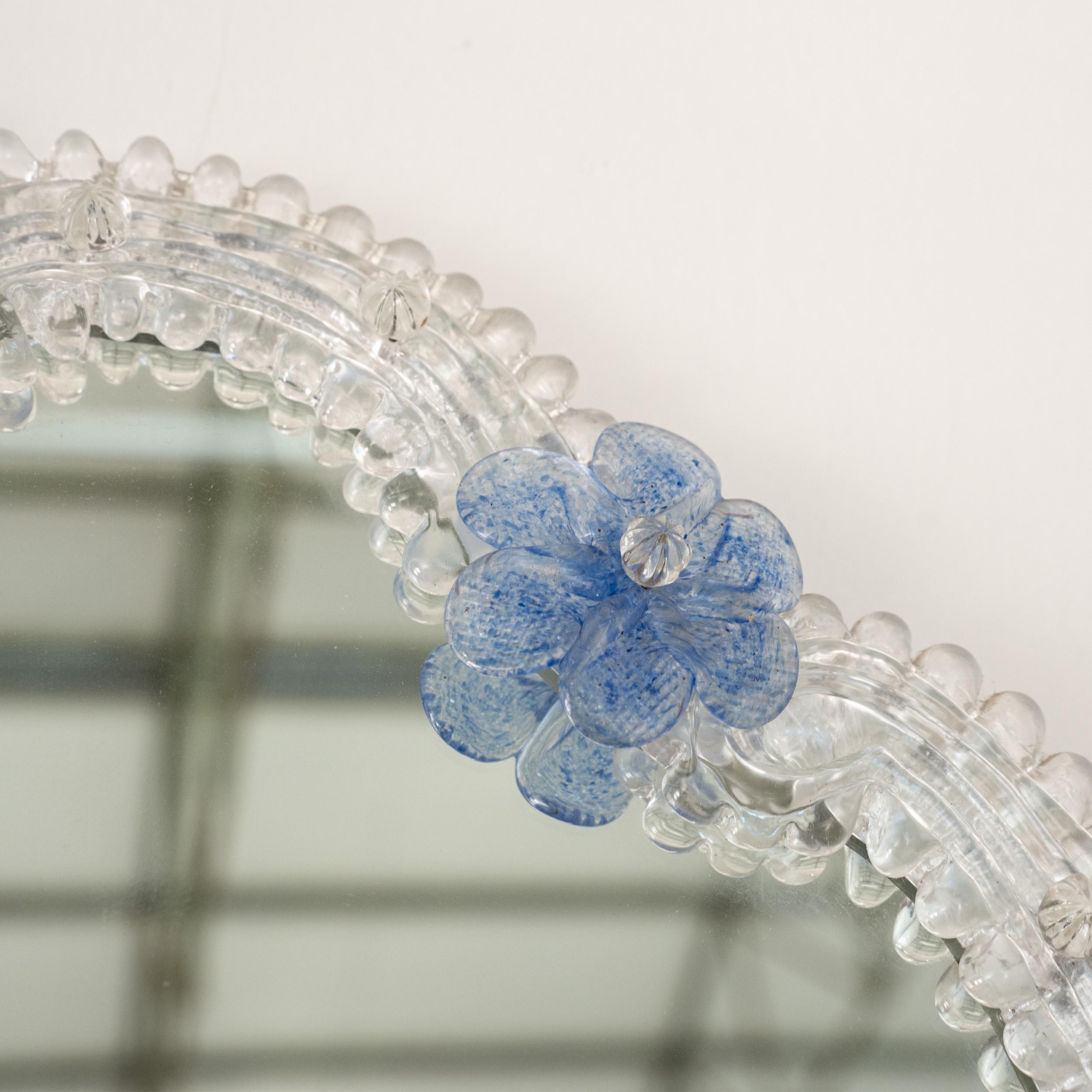 Superbe miroir vénitien mural en verre de Murano, transparent et détails de fleurs bleues en vente 1