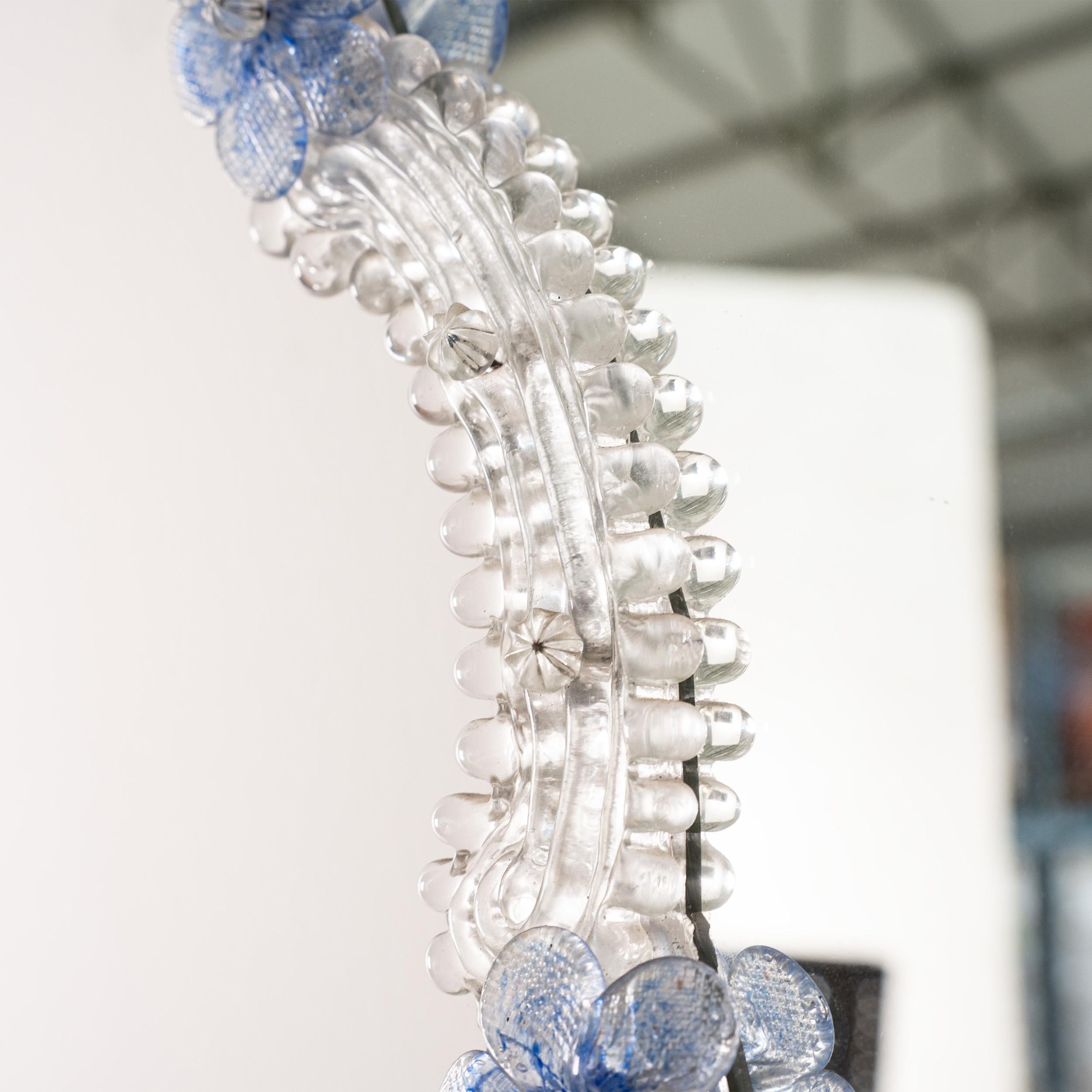 Superbe miroir vénitien mural en verre de Murano, transparent et détails de fleurs bleues en vente 2