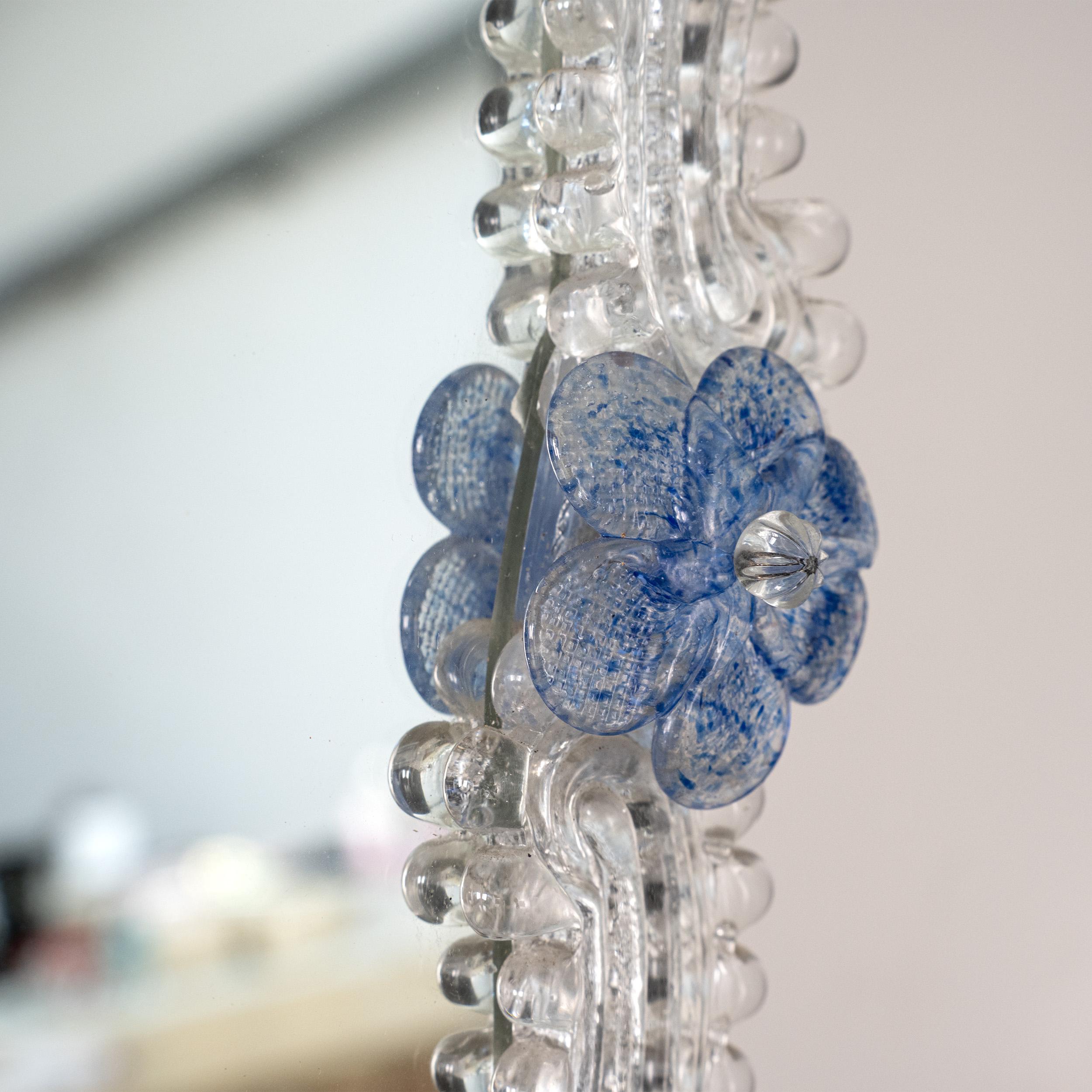 Superbe miroir vénitien mural en verre de Murano, transparent et détails de fleurs bleues en vente 3