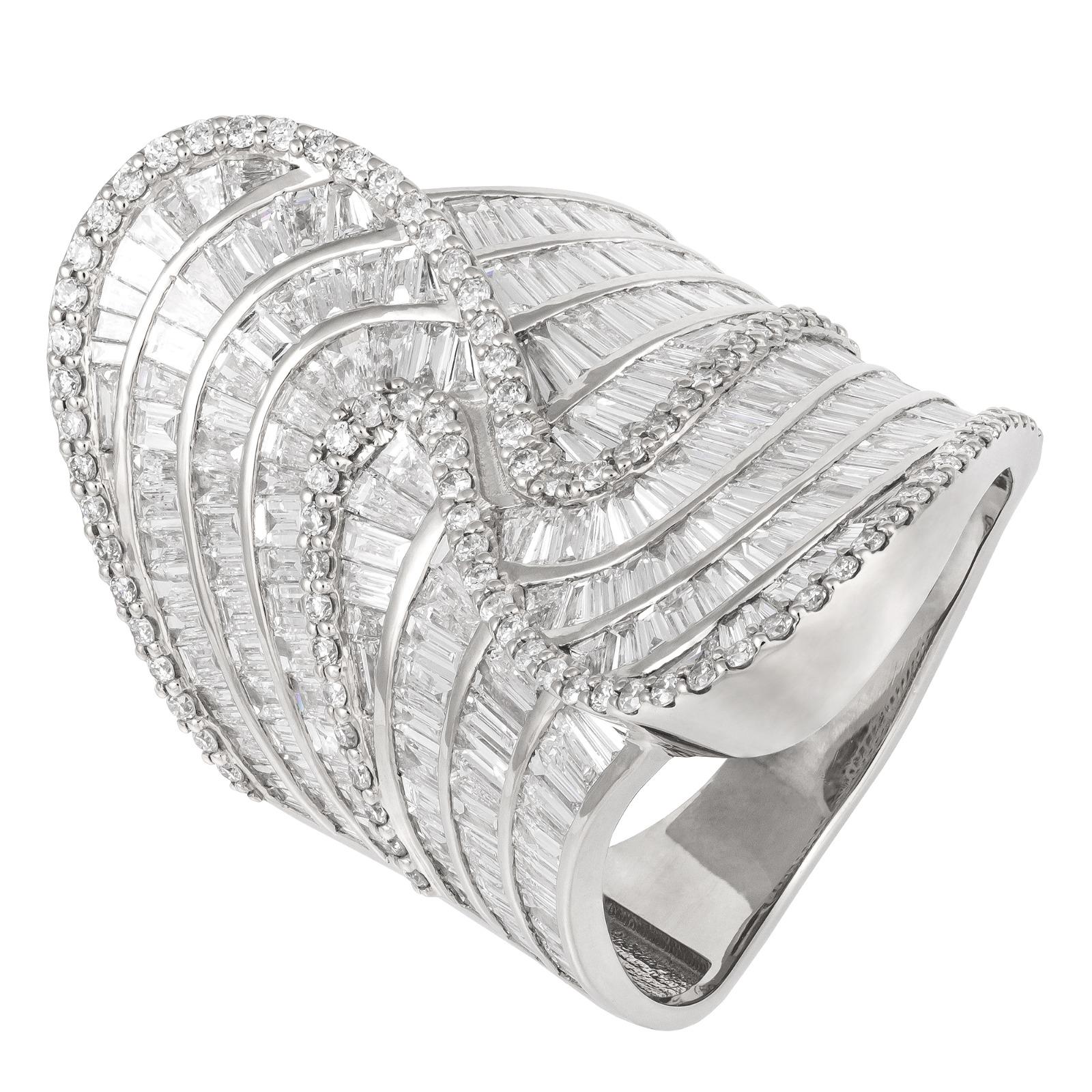 For Sale:  Stunning White 18K Gold White Diamond Ring for Her 2