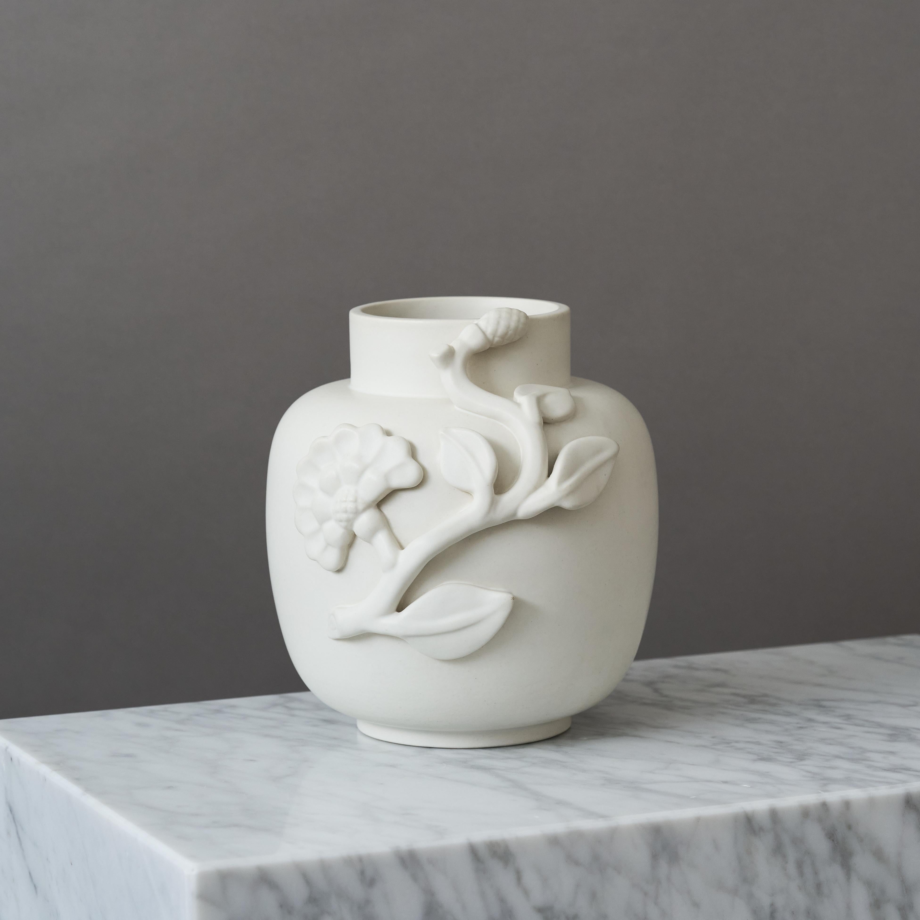 Svedese Stupendo vaso bianco 'Carrara' di Wilhelm Kåge per Gustavsberg, Svezia, anni '30 in vendita