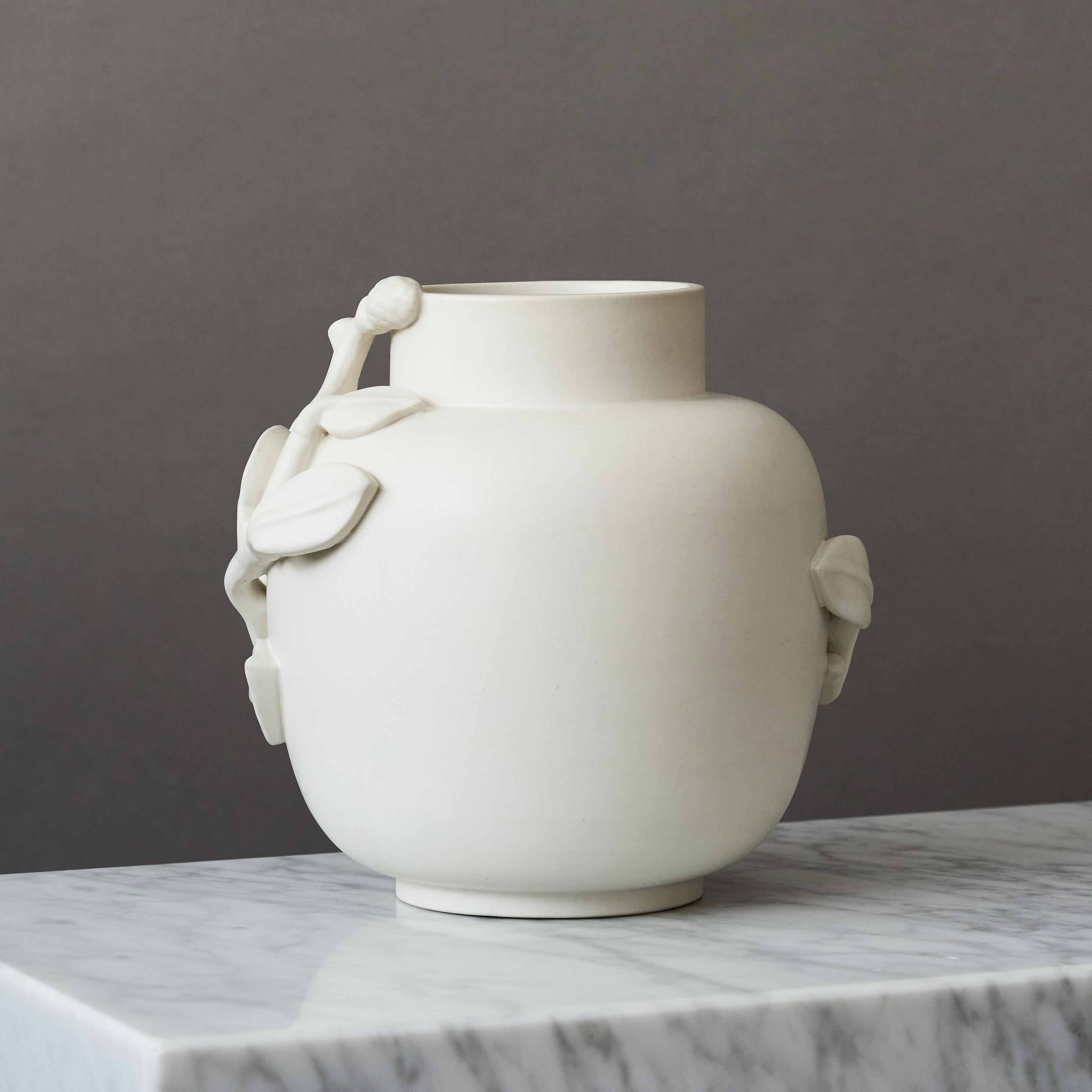 Metà XX secolo Stupendo vaso bianco 'Carrara' di Wilhelm Kåge per Gustavsberg, Svezia, anni '30 in vendita